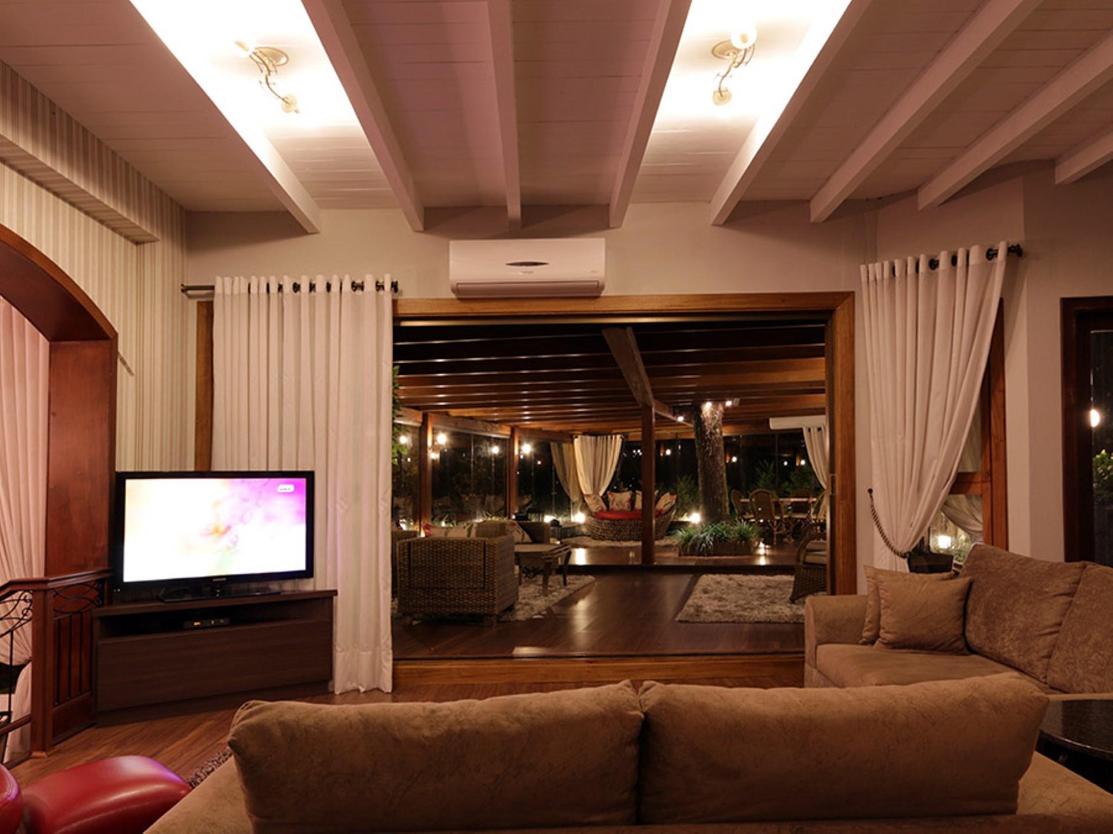 image-housing-carousel