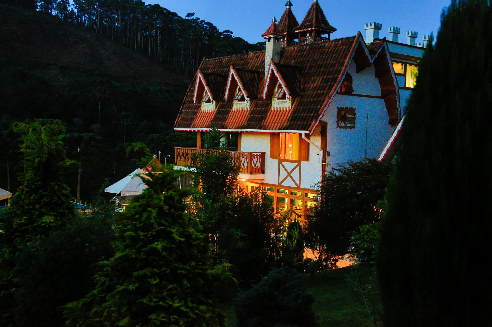 image-housing-carousel