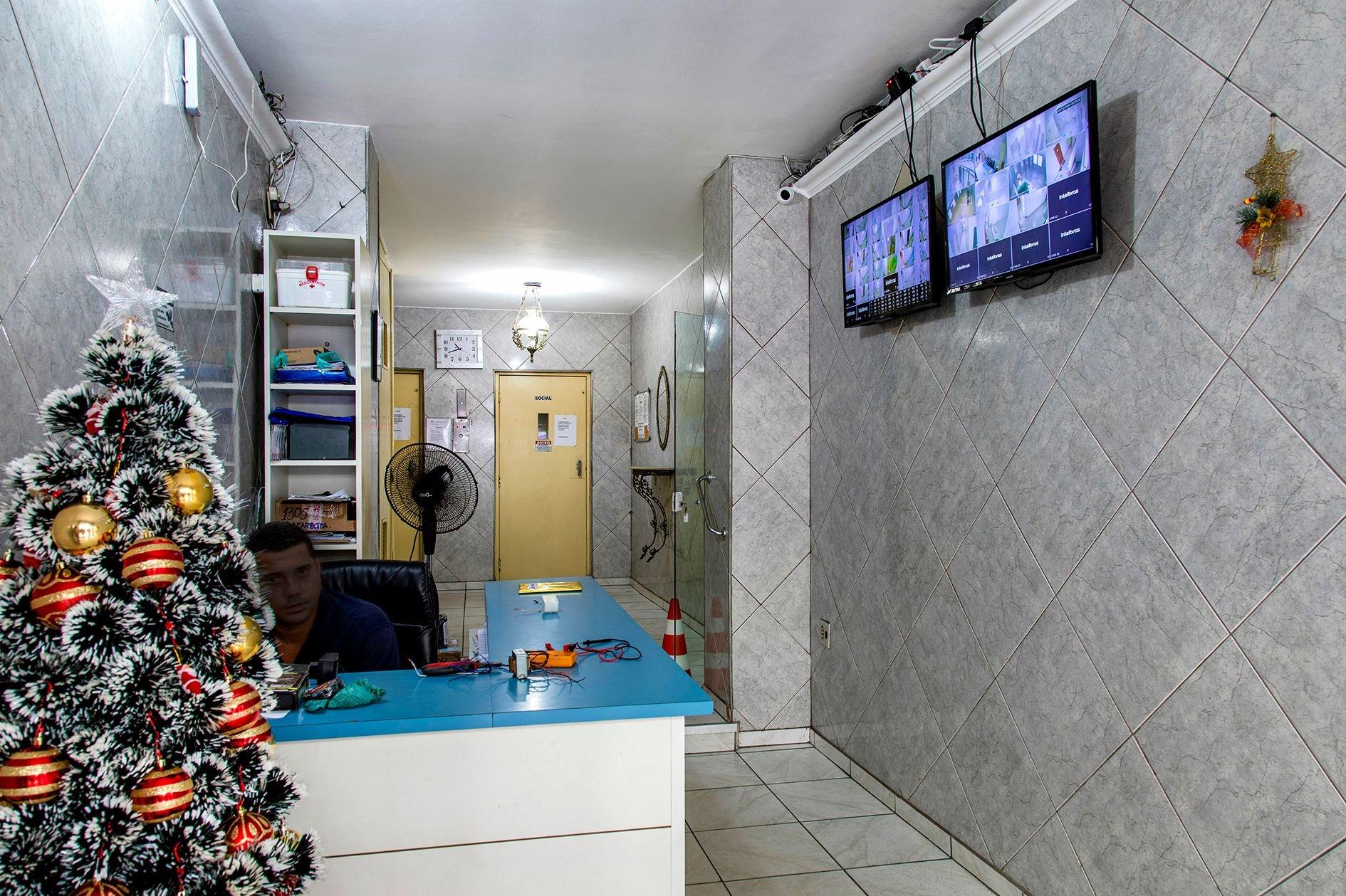 image-housing-carousel