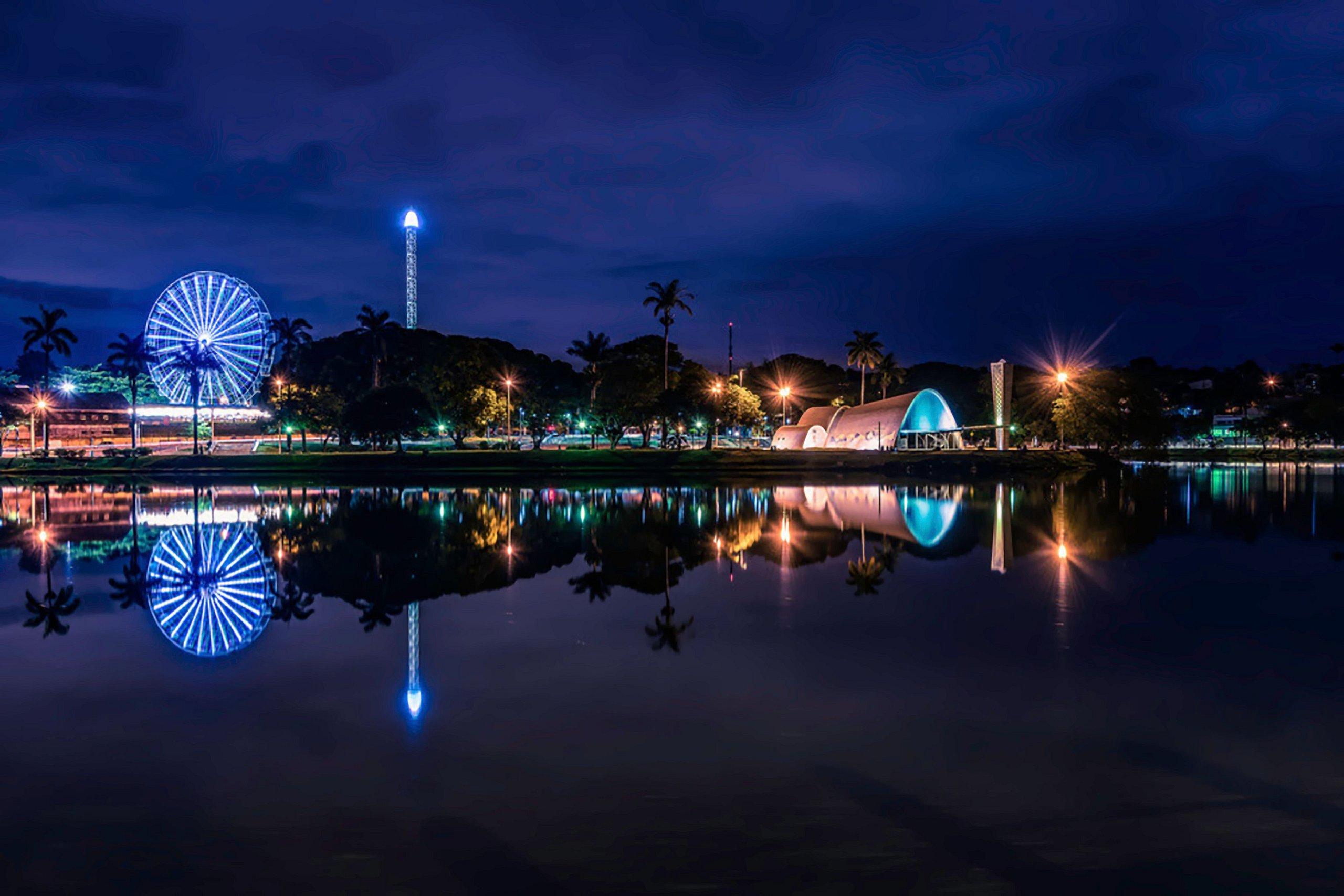 image-housing-carousel