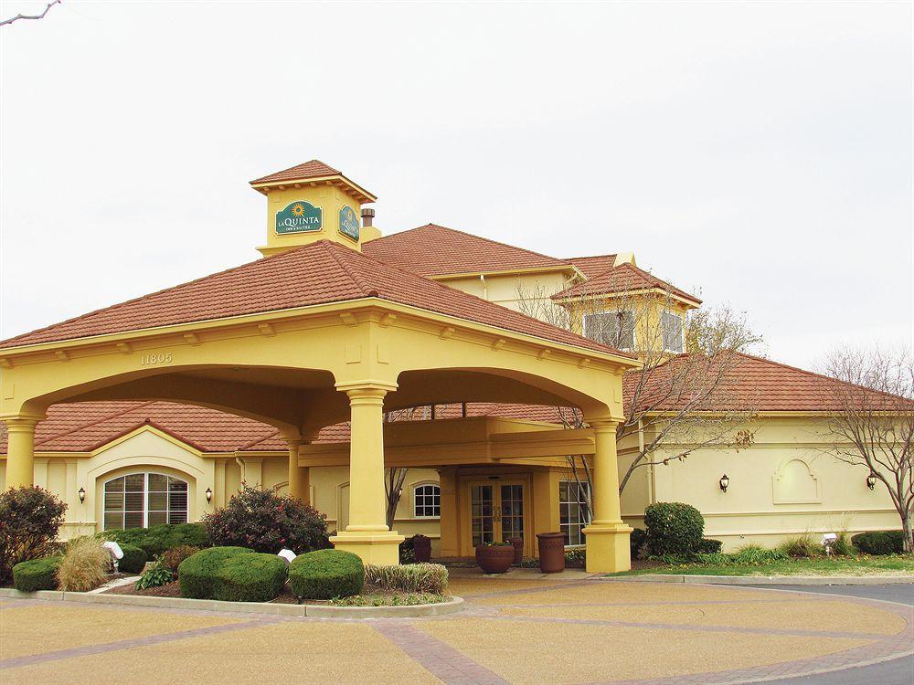La Quinta Inn & Suites by Wyndham St. Louis Westport image