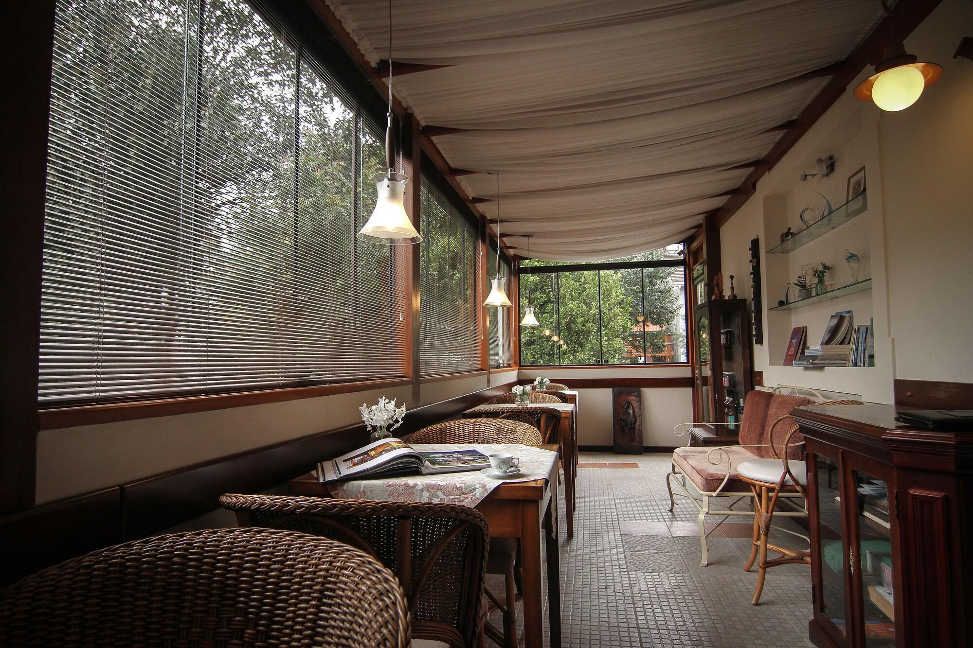 image-housing-carousel