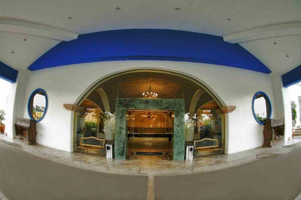 image-housing-carousel