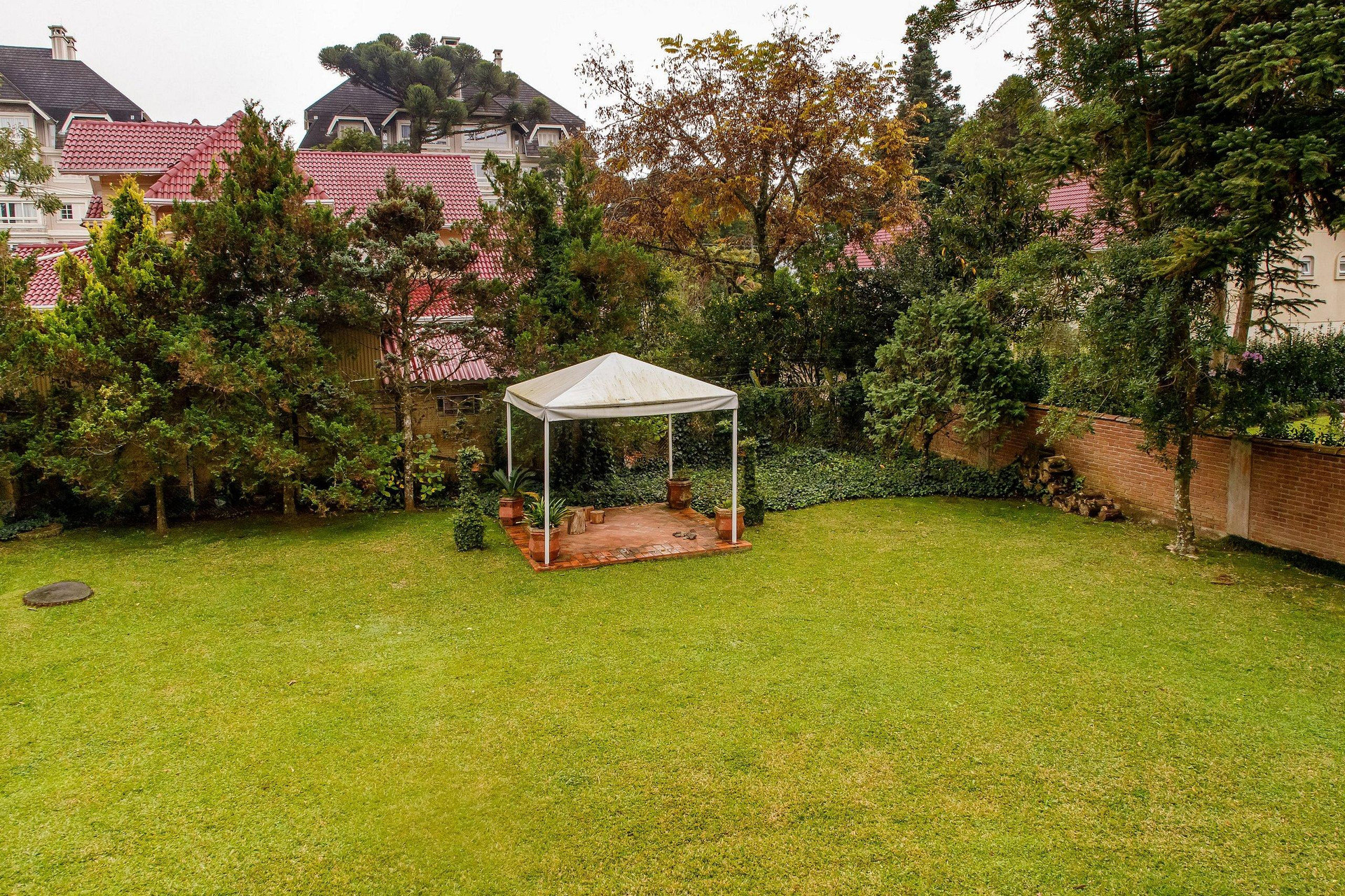 image-housing-carousel