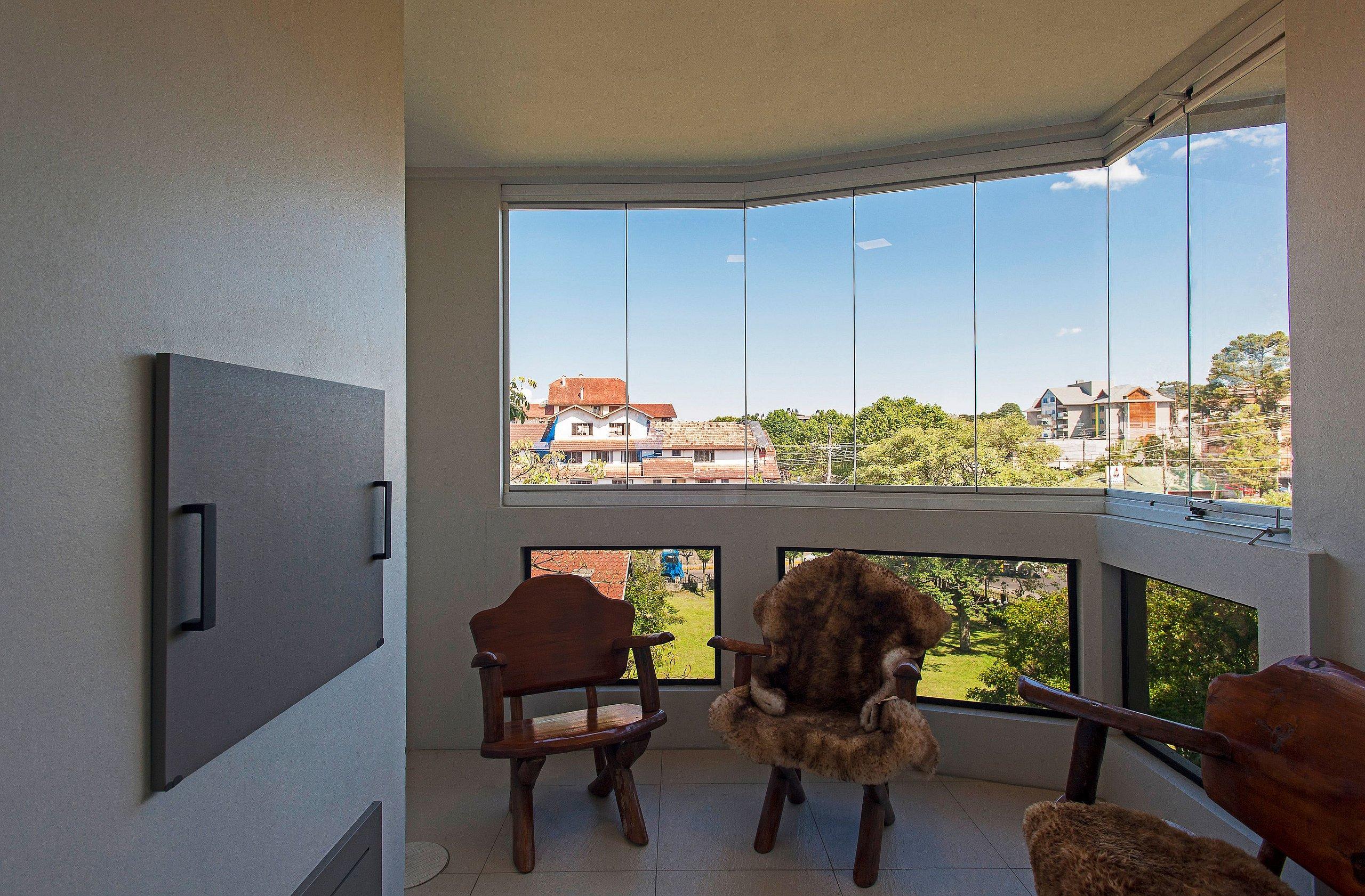 image-housing-carousel
