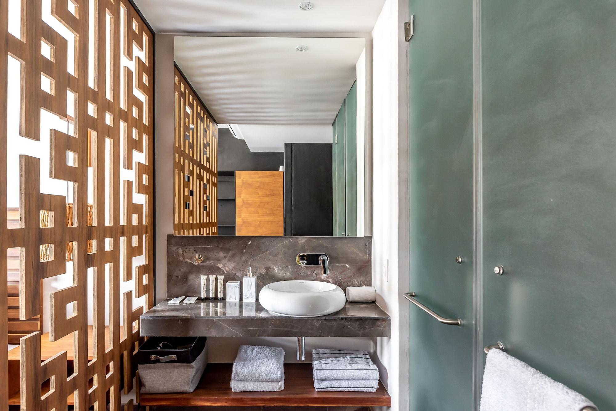 Suite de lujo, 1 cama King size con sofá cama, piscina privada, vista al jardín
