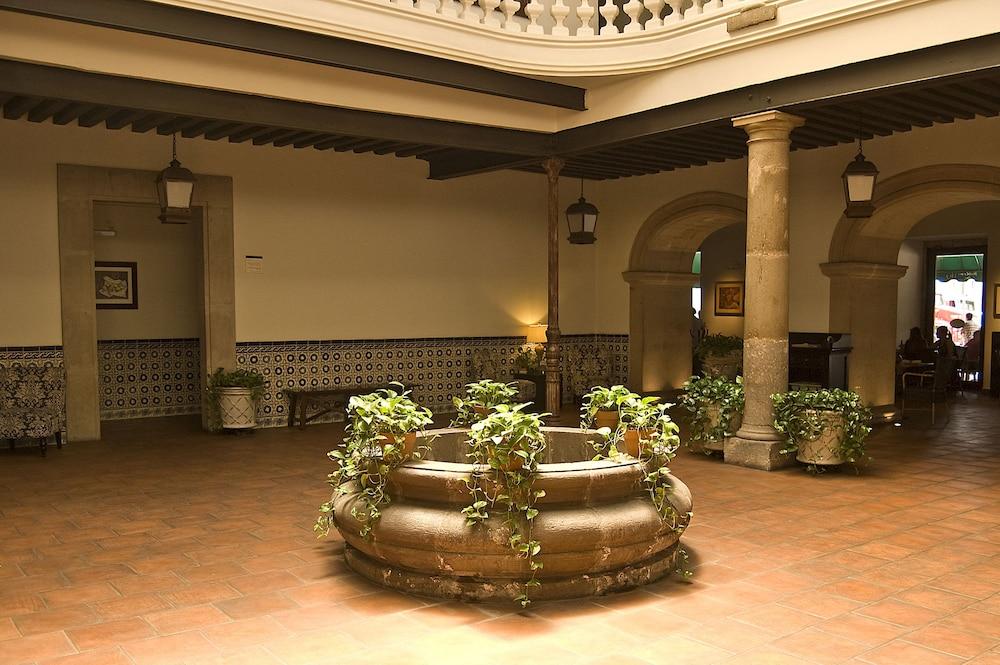 image-housing-carousel