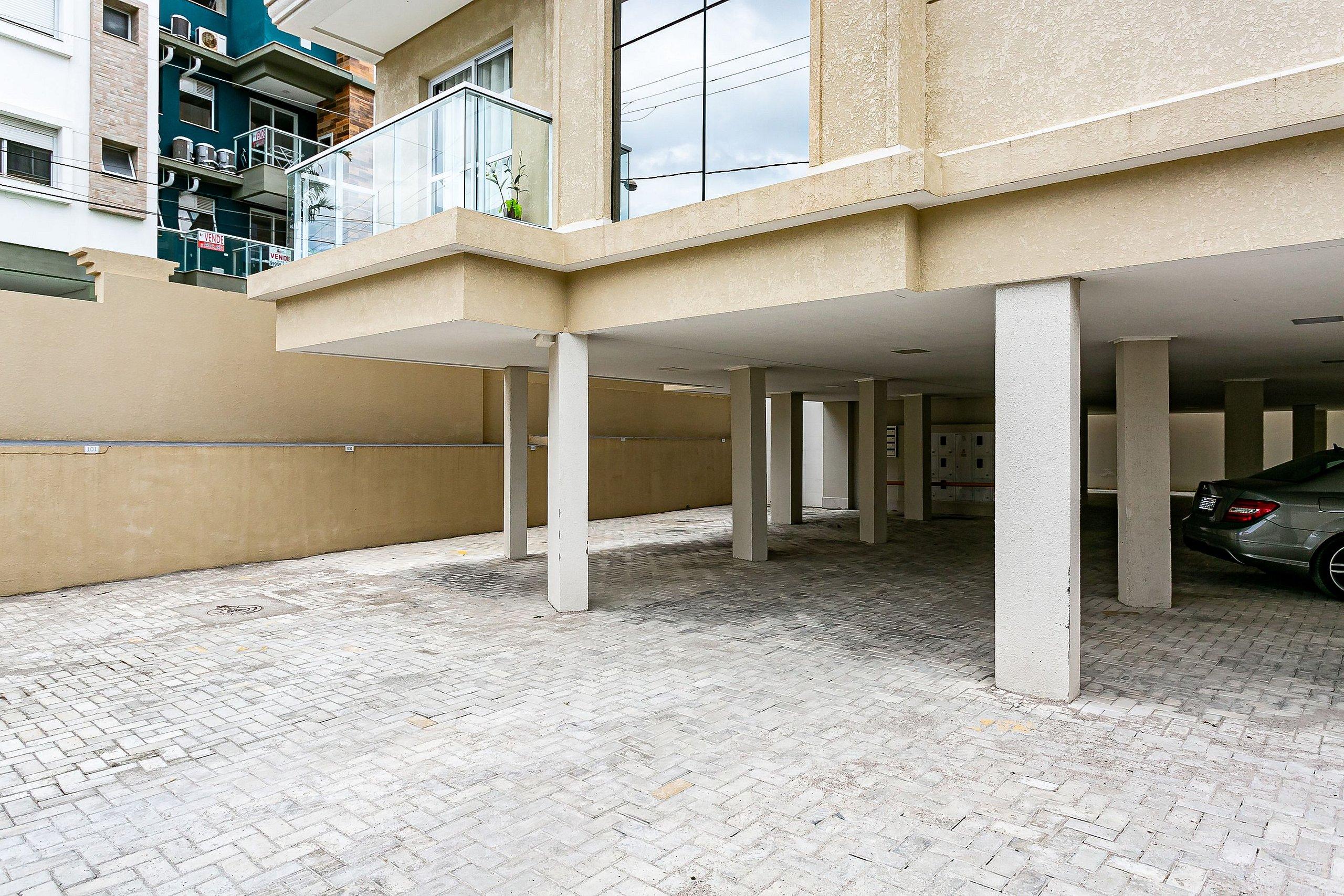 image-housing-carousel