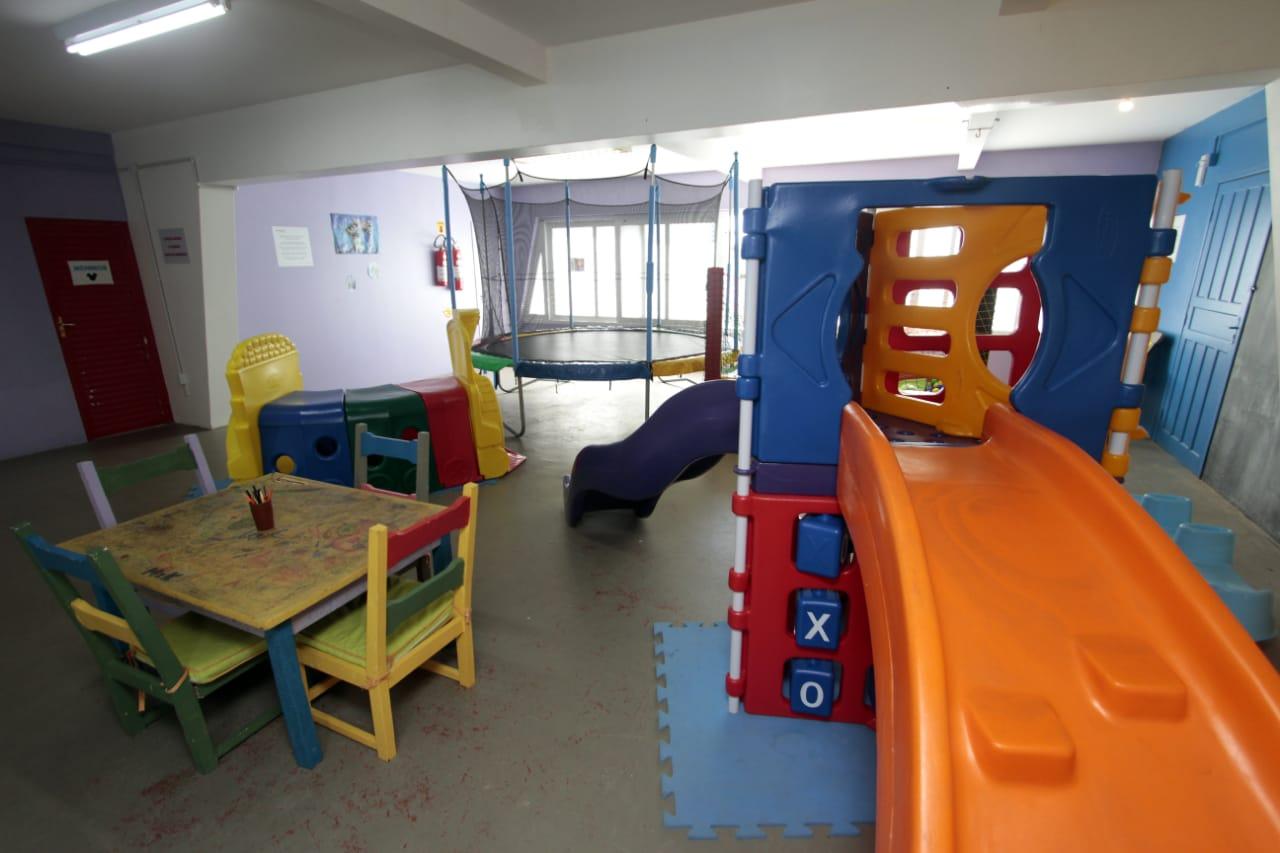 image-housing-carousel