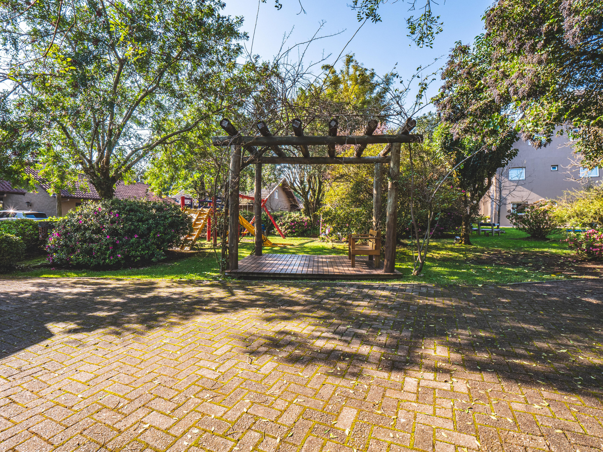 image-housing-carousel