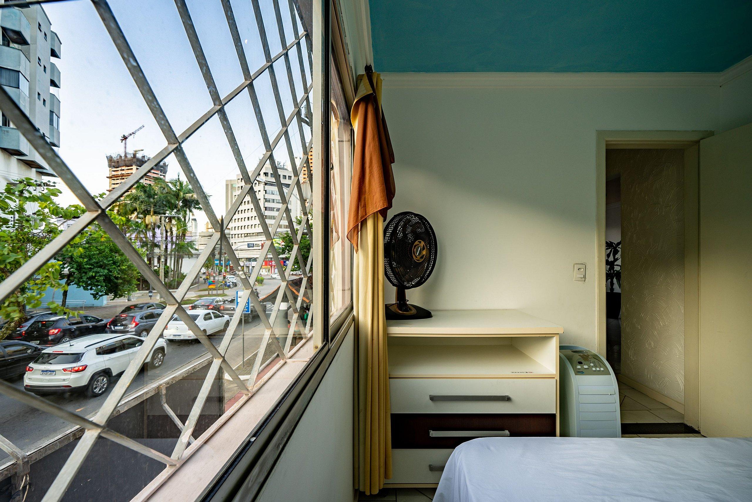image-housing-carousel