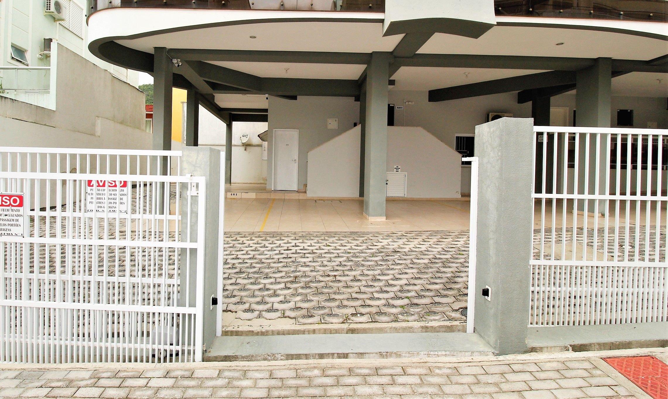 image-housing-carousel