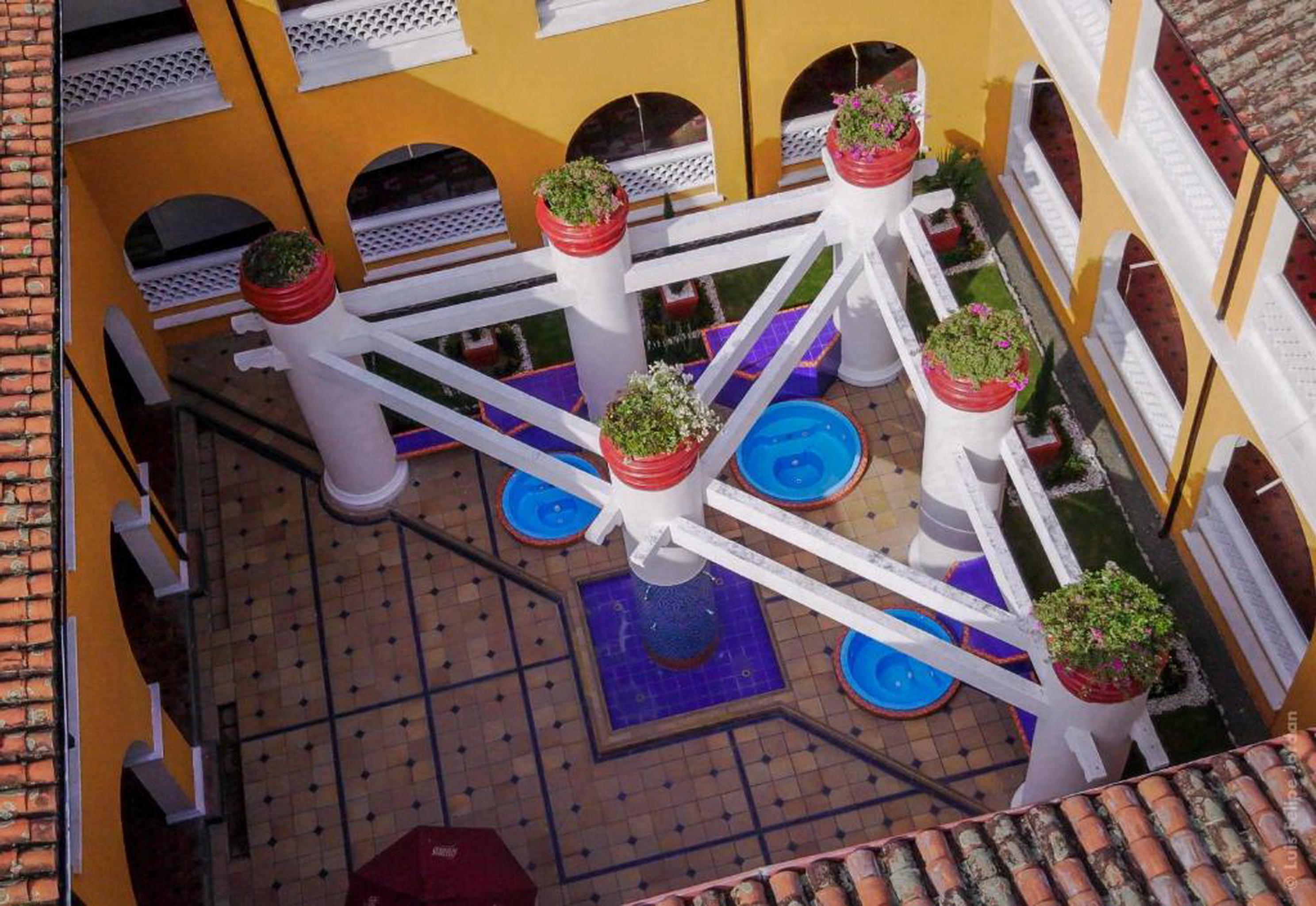 image-housing-carousel