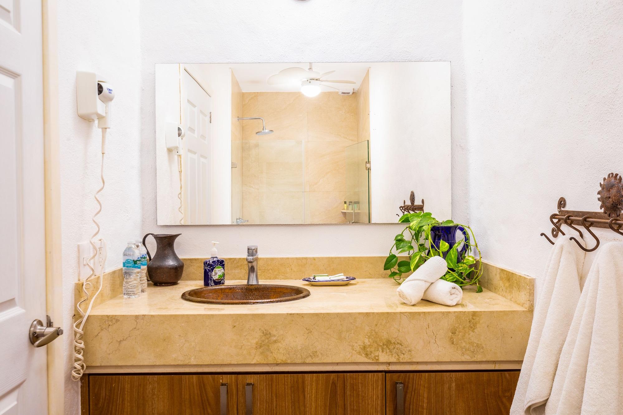 Master Suite de Dos Recámaras con Cocineta y Vista a la Calle