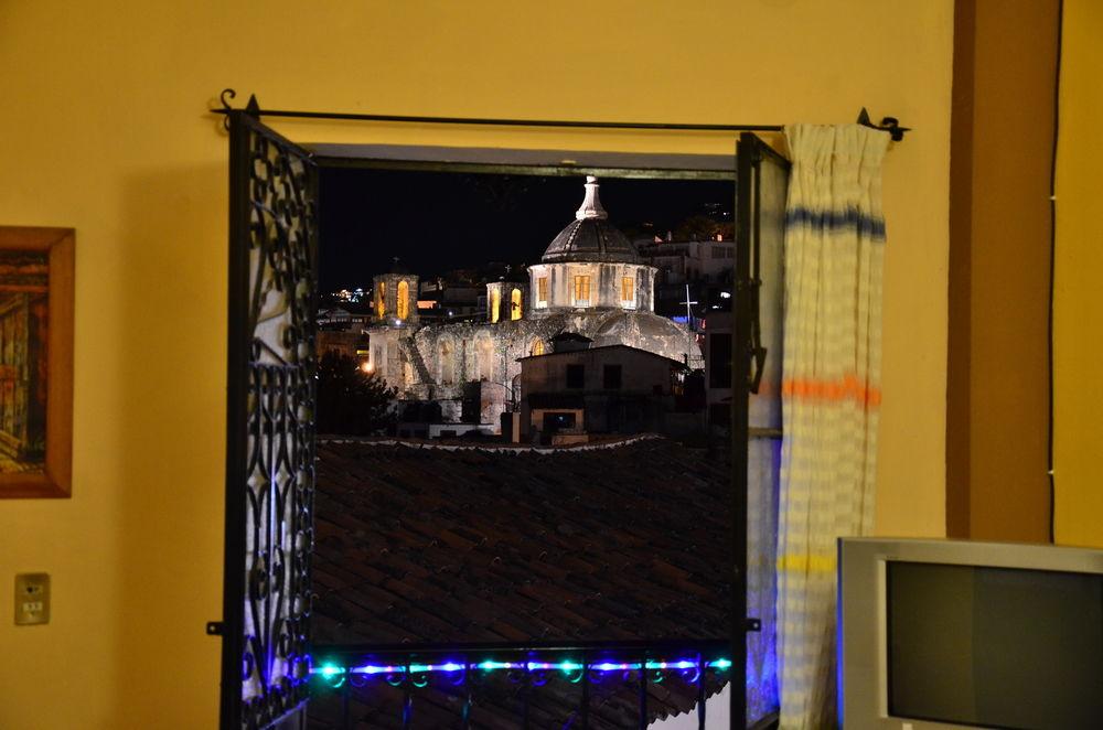 image-housing-carousel