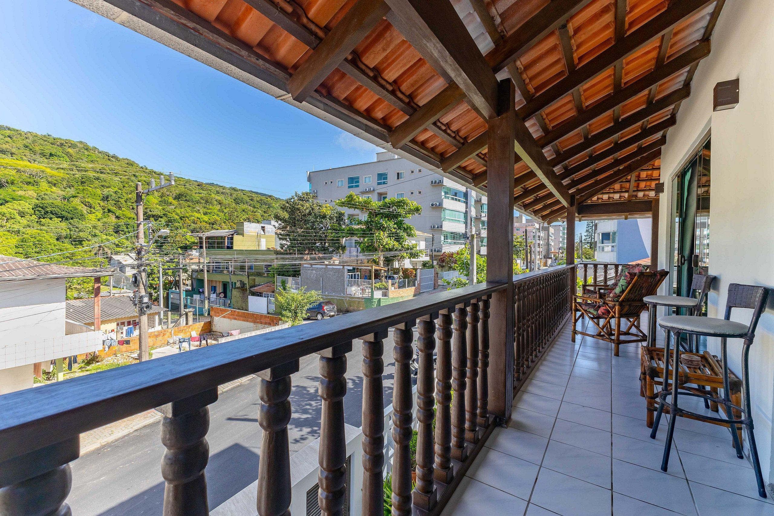 image-housing-carousel