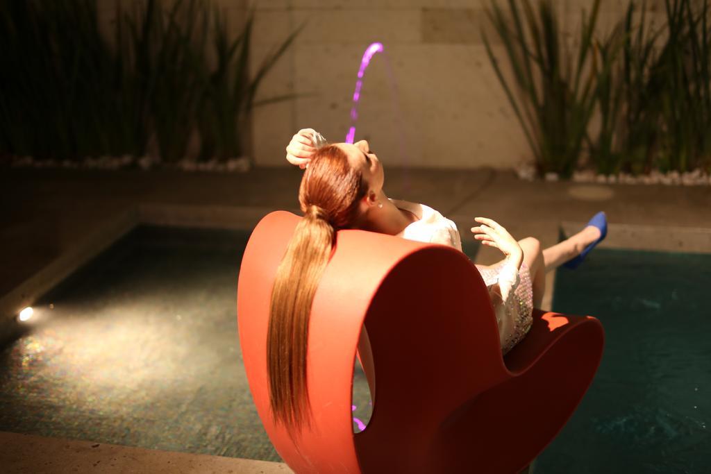 image-housing-carousel
