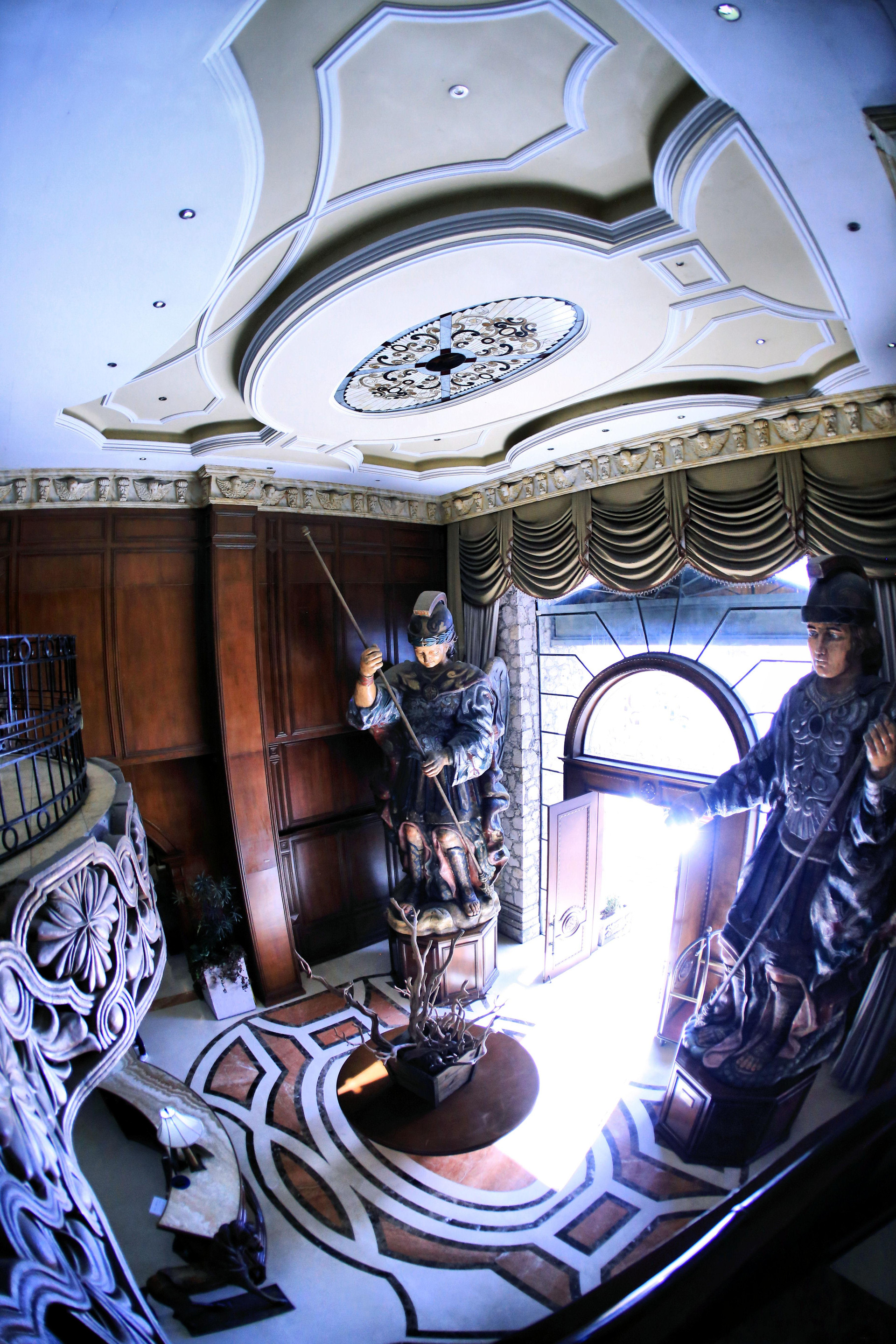 image-housing-carousel