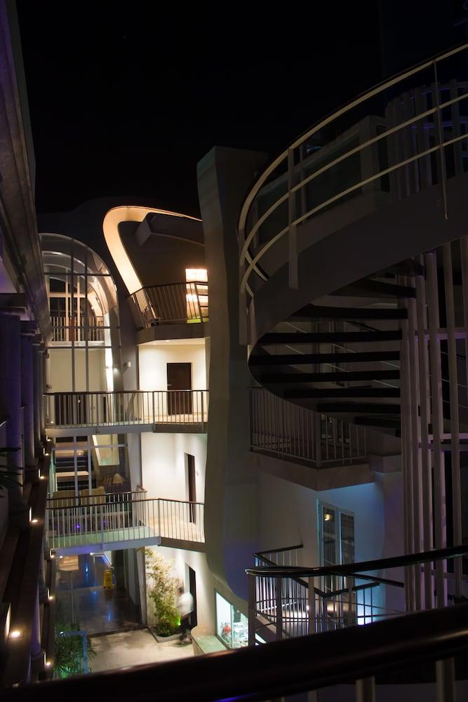 image-housing-carousel