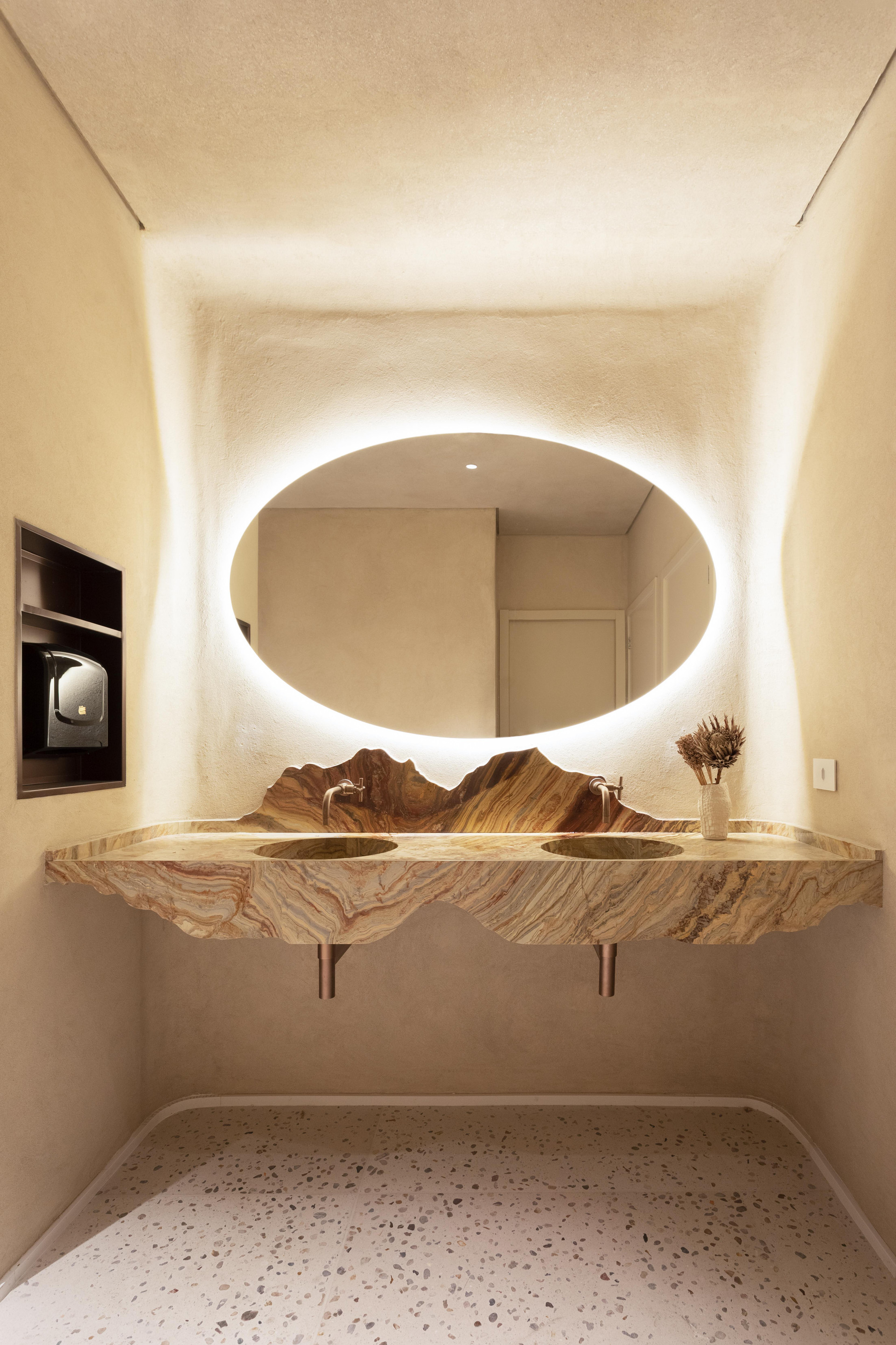 image-housing-carousel