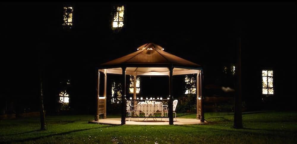 image-housing-carousel