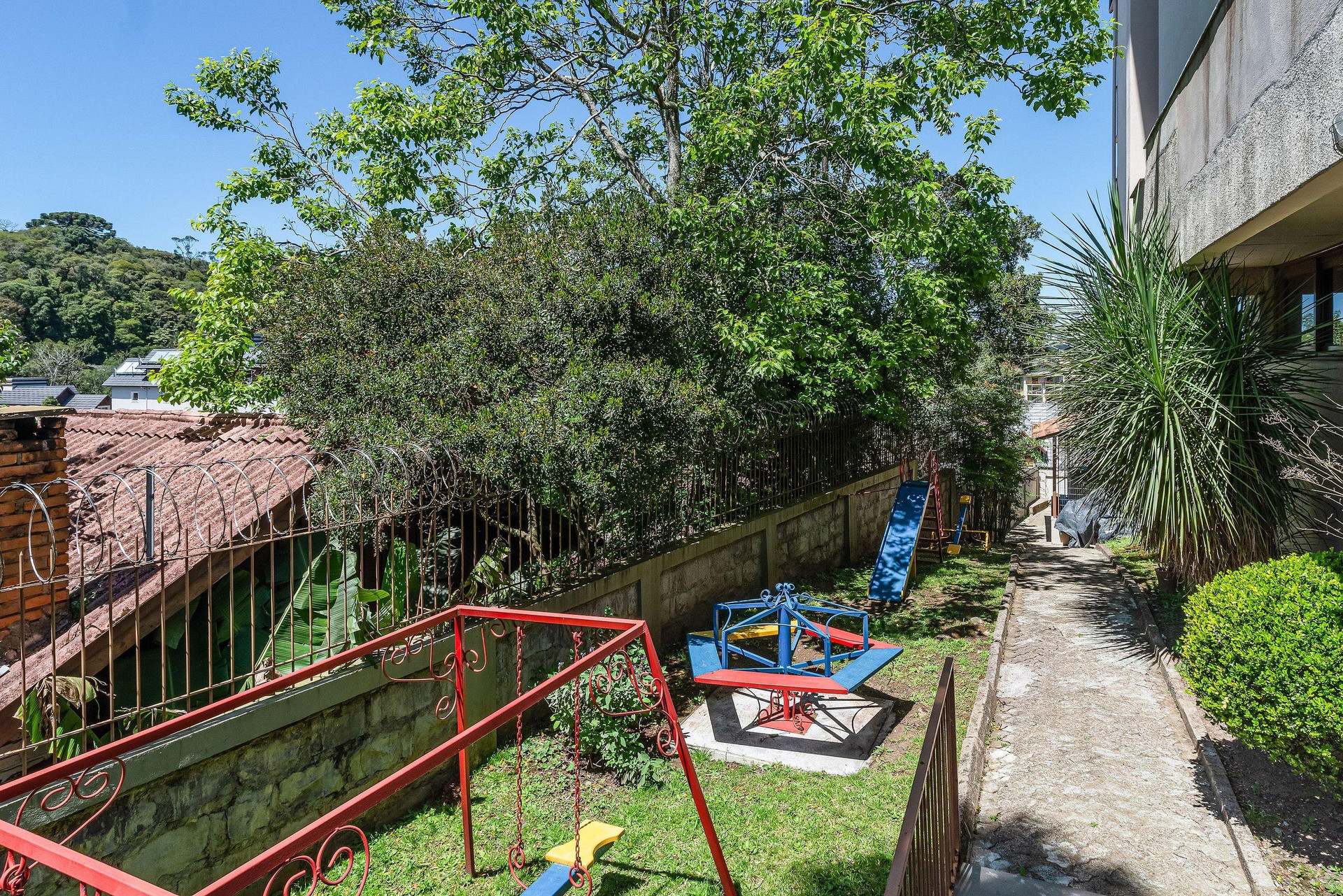 image-housing-carousel