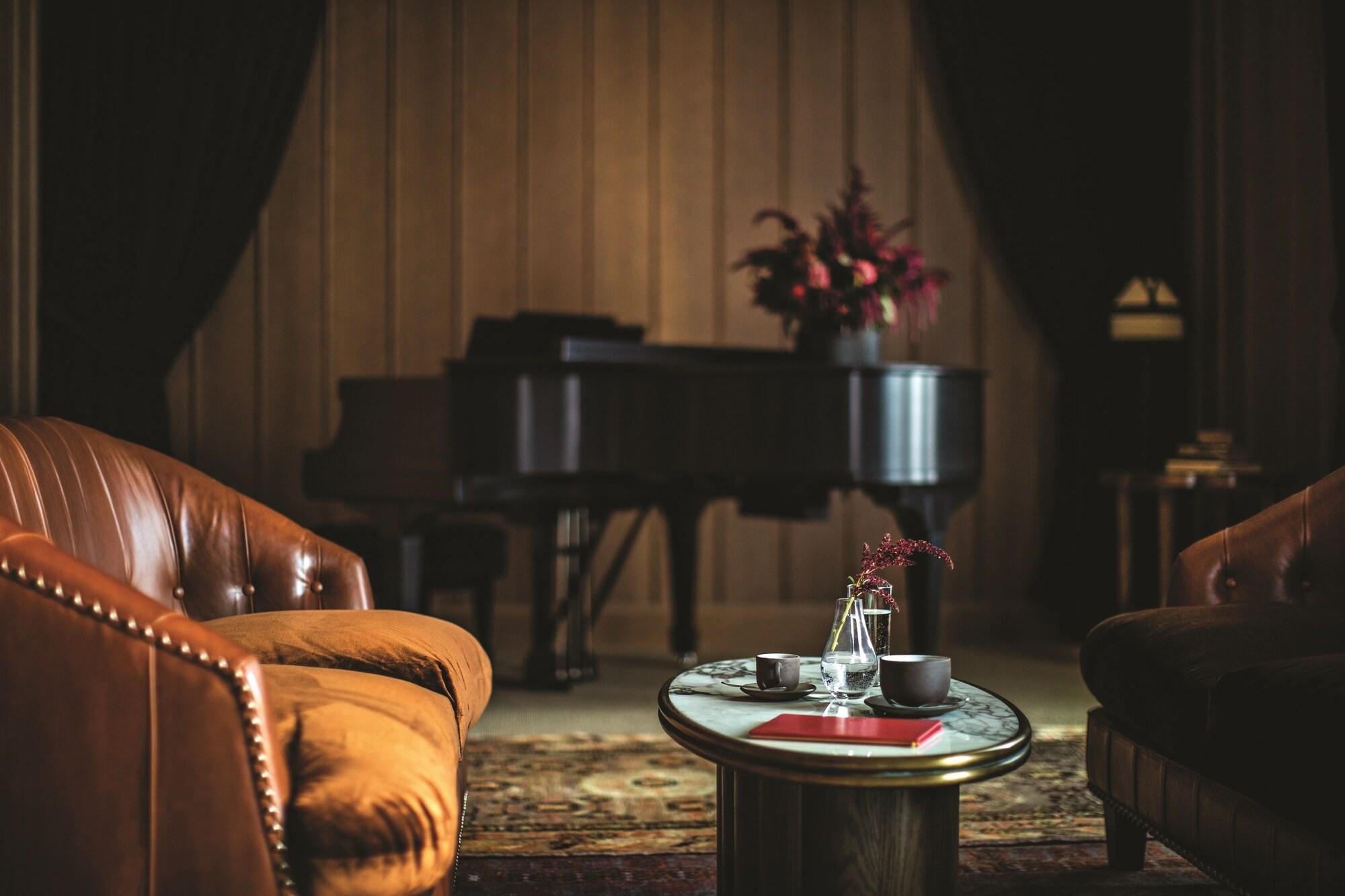 image-housing-carousel