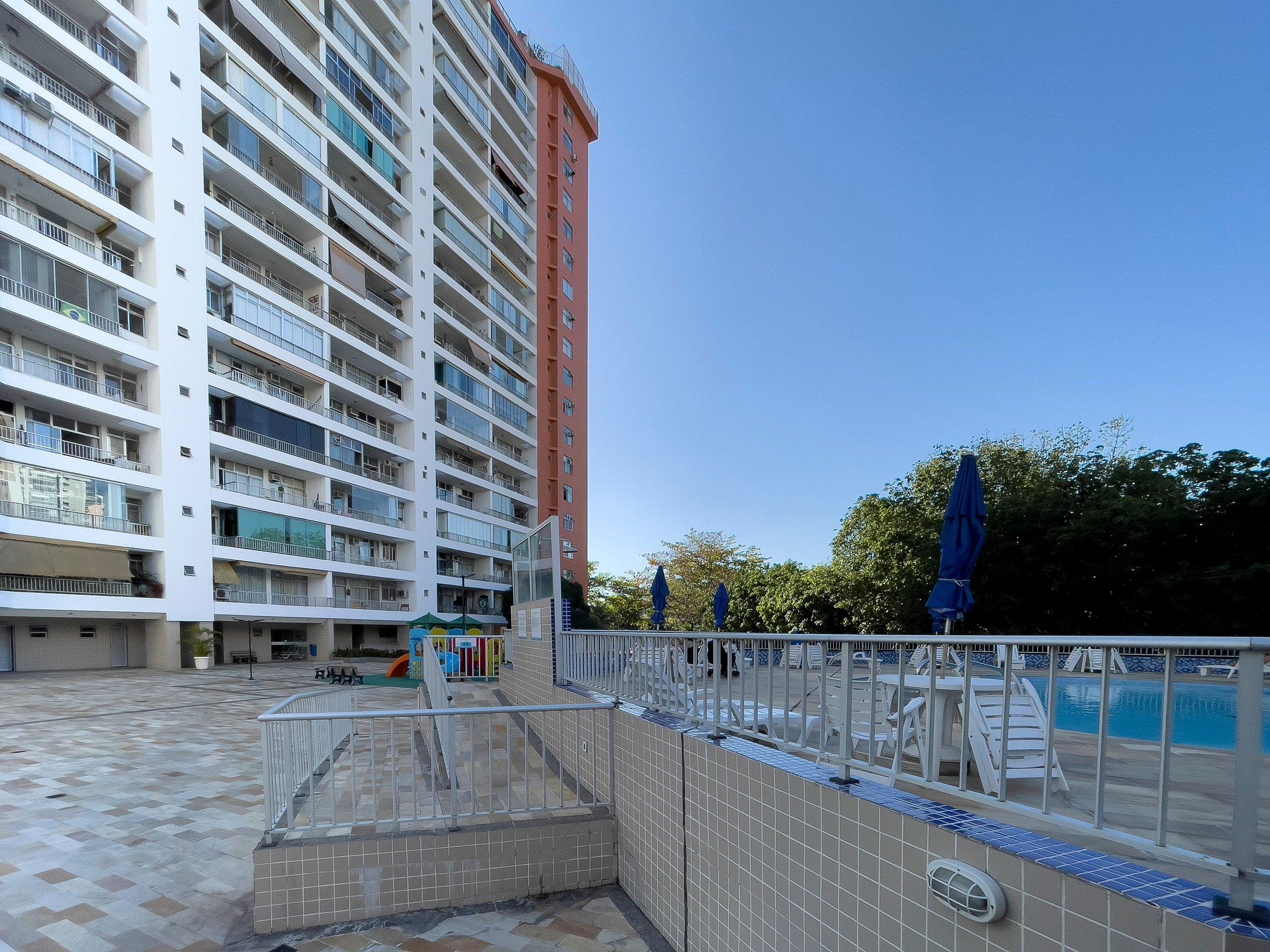 image-housing-carousel