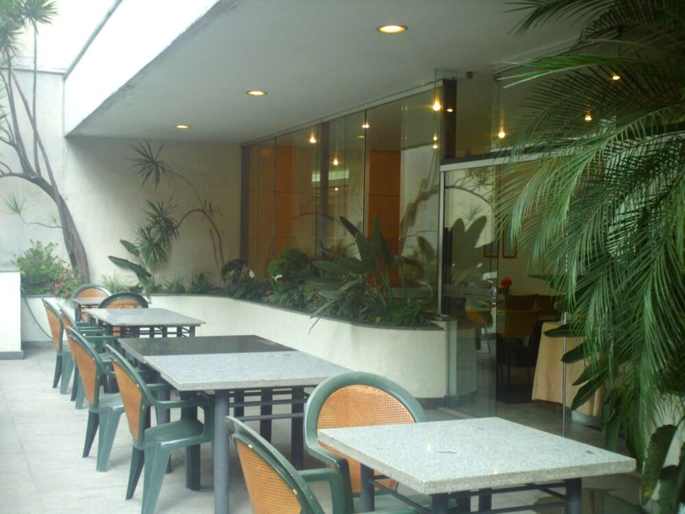 image-housing-carousel