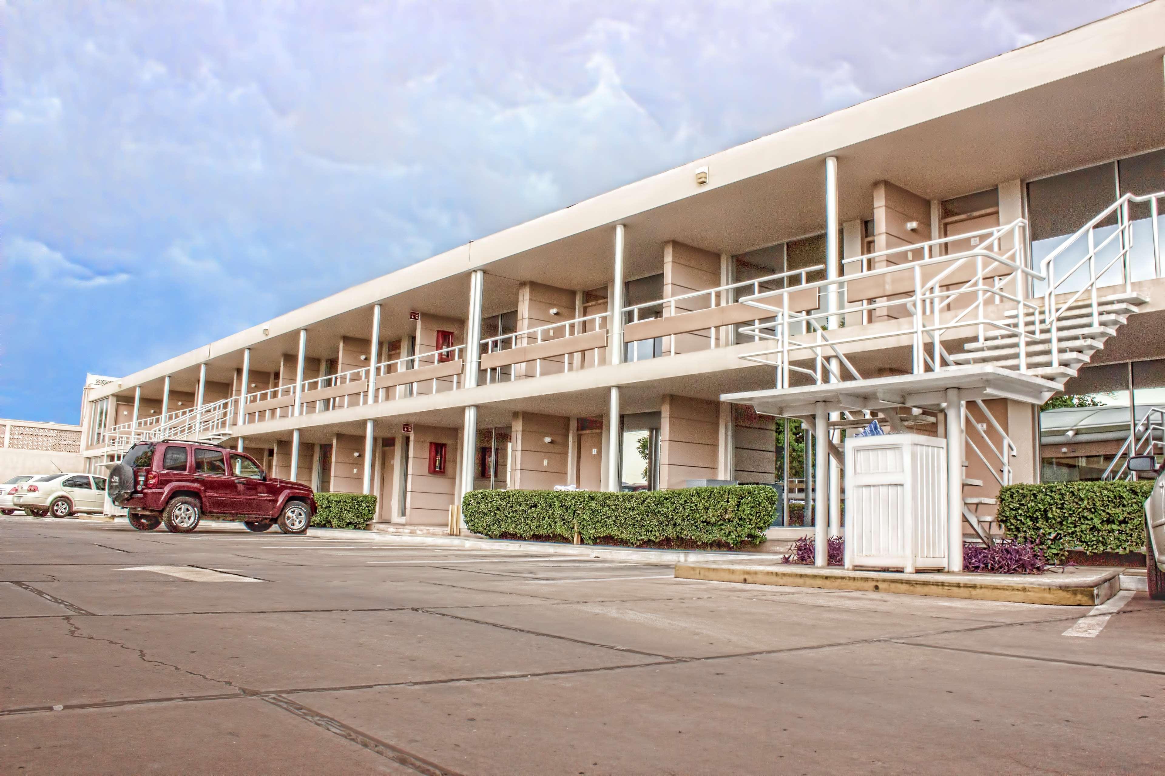 image-housing-carousel