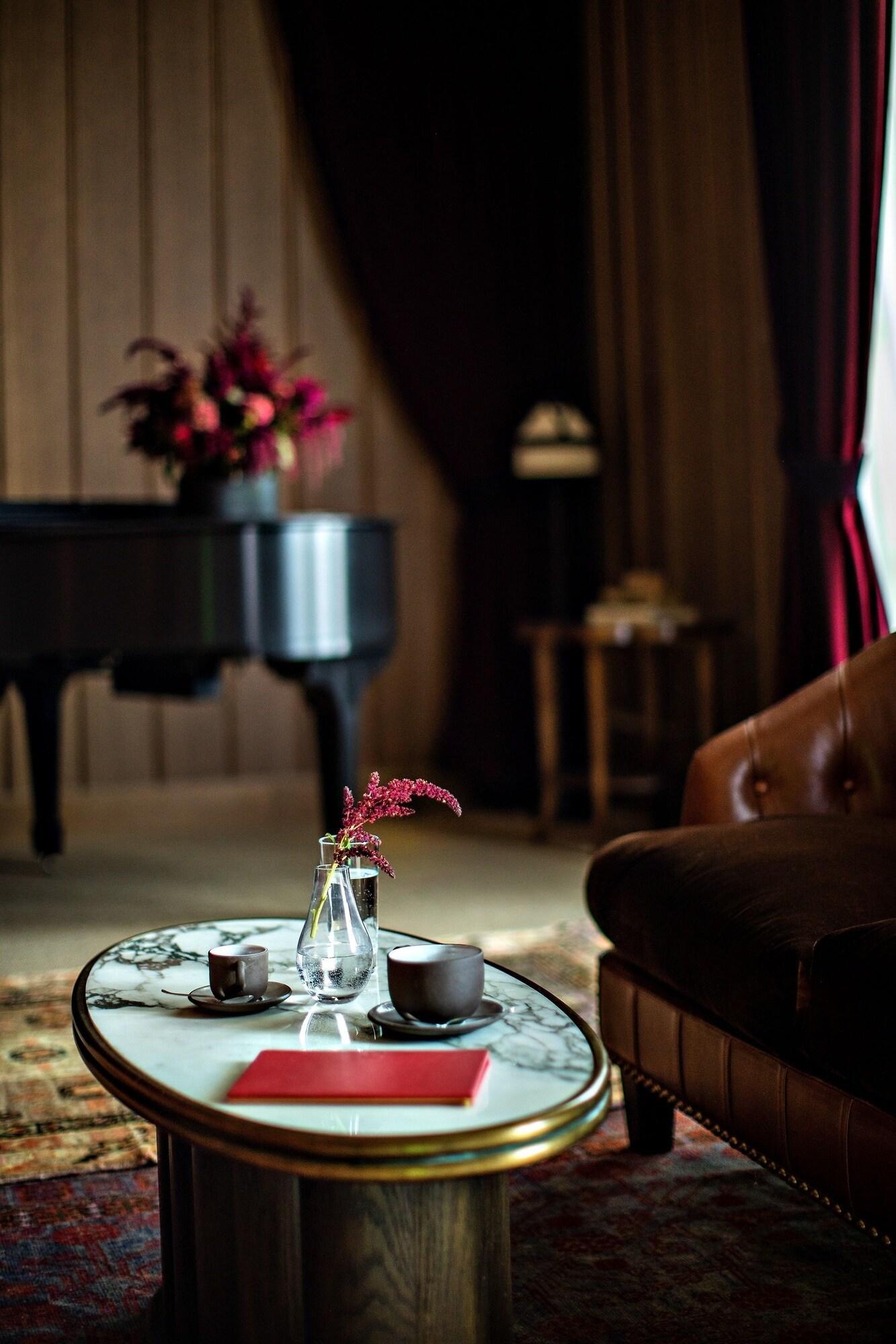 image-housing-carousel