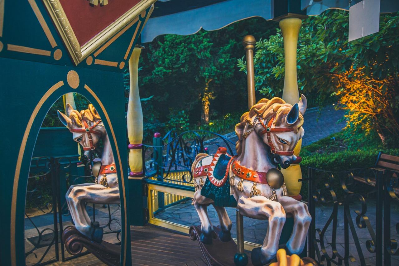 image-housing-carousel