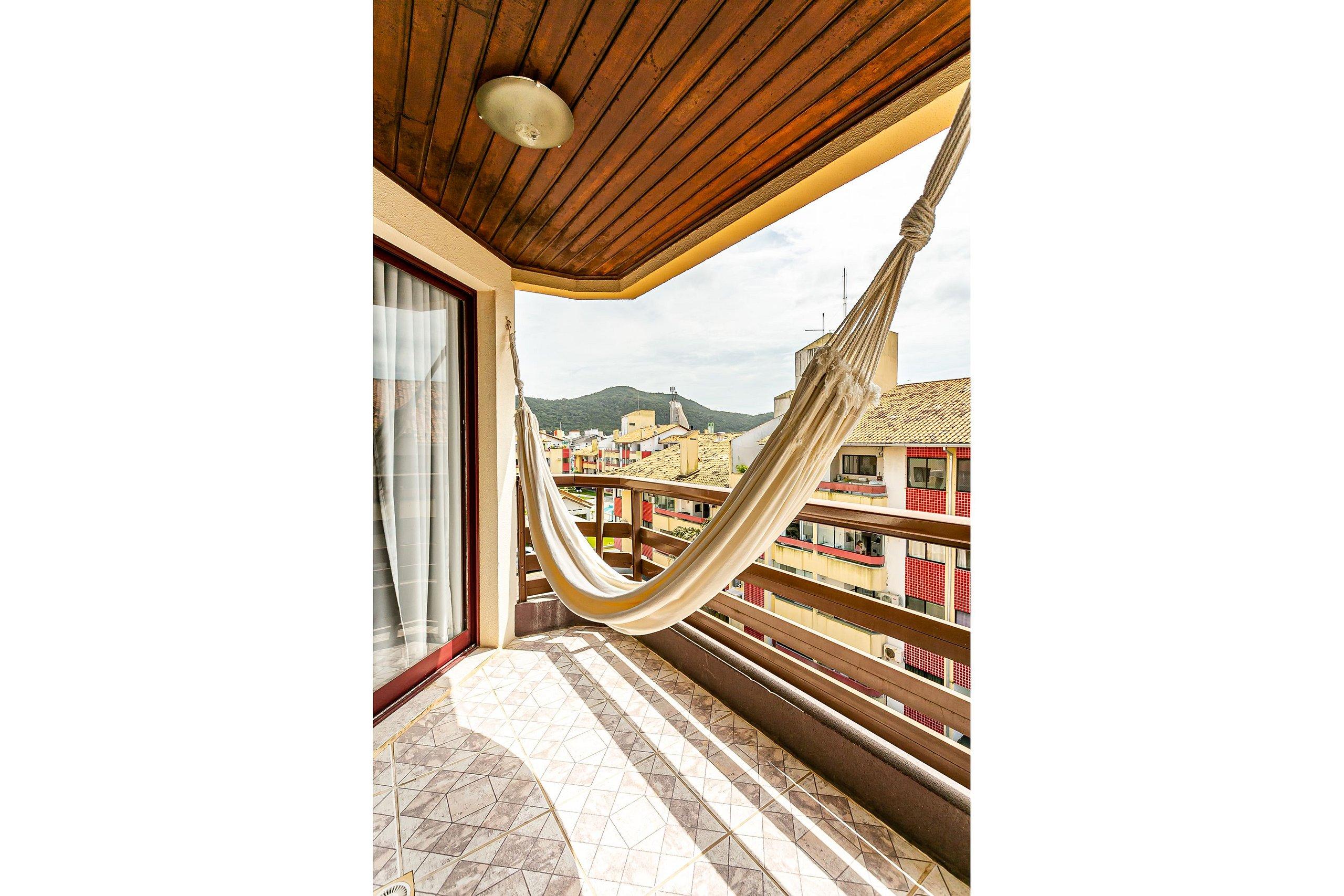 image-housing-carousel