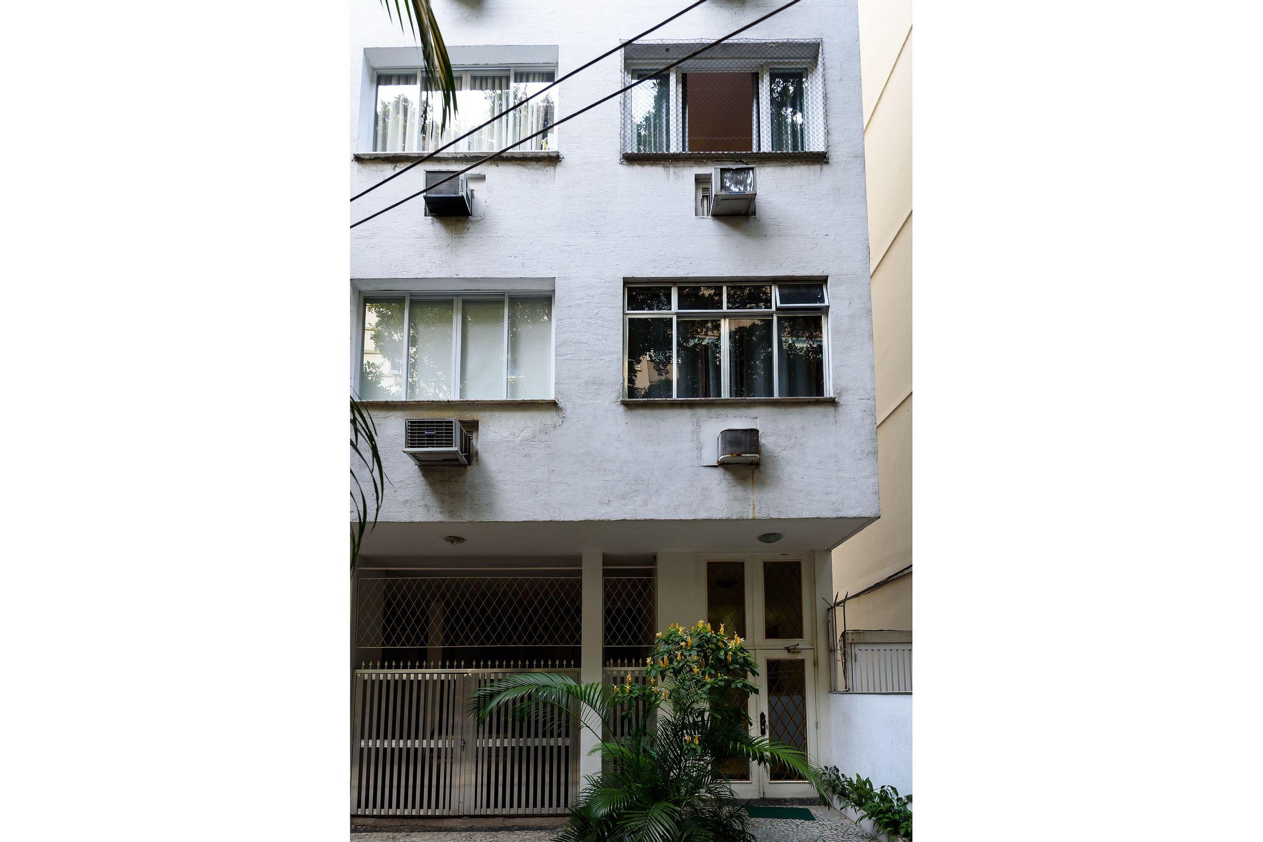 image-housing-carousel