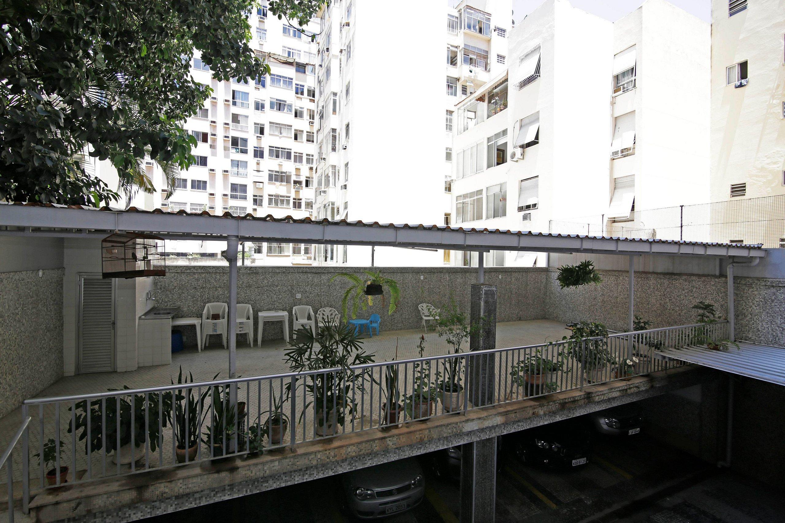 image-housing-carousel