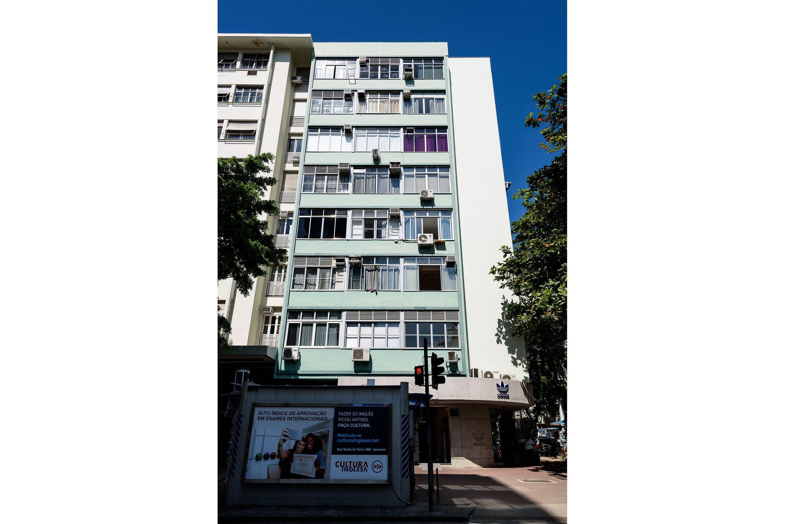 image-housing-carousel