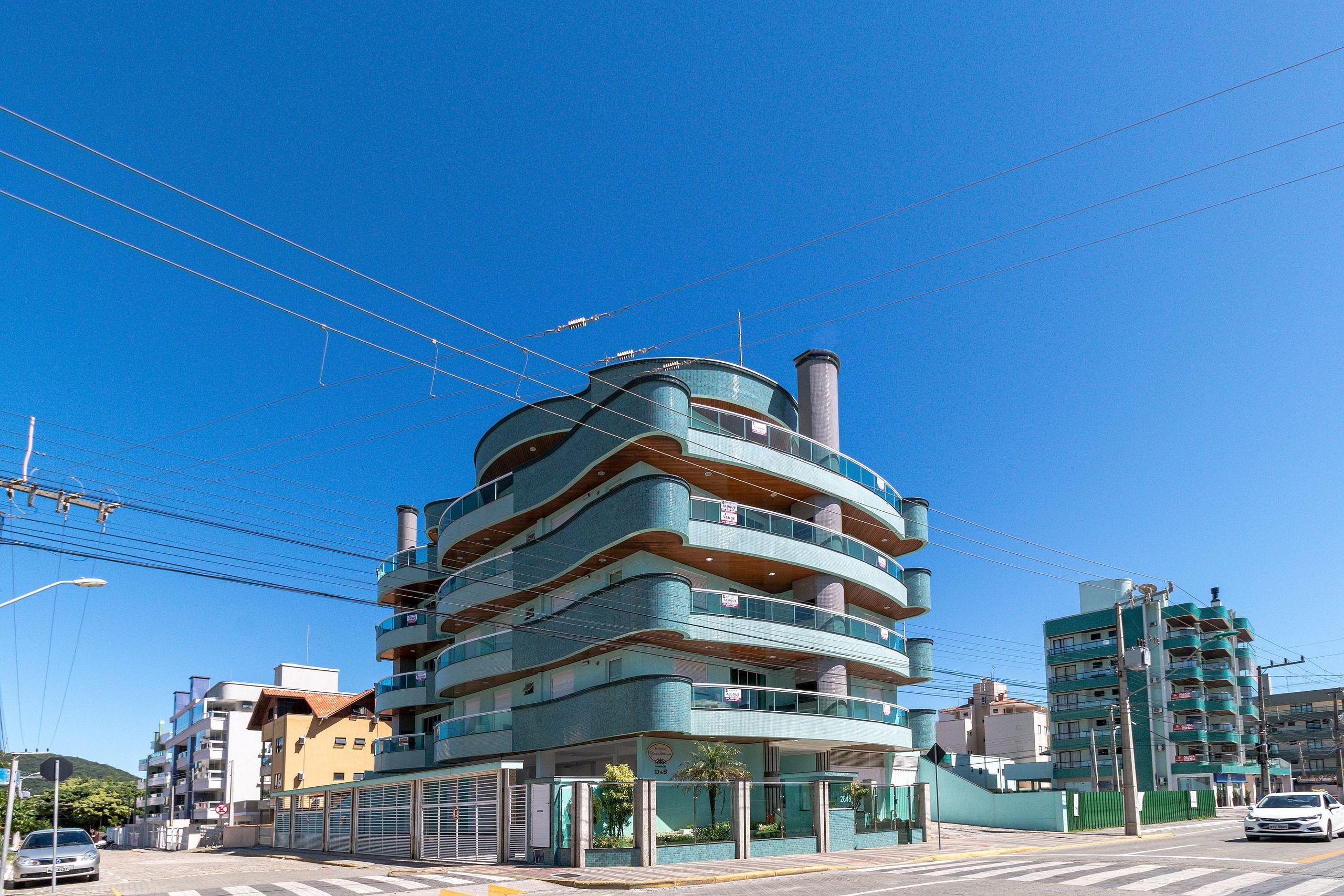 image-housing-carousel