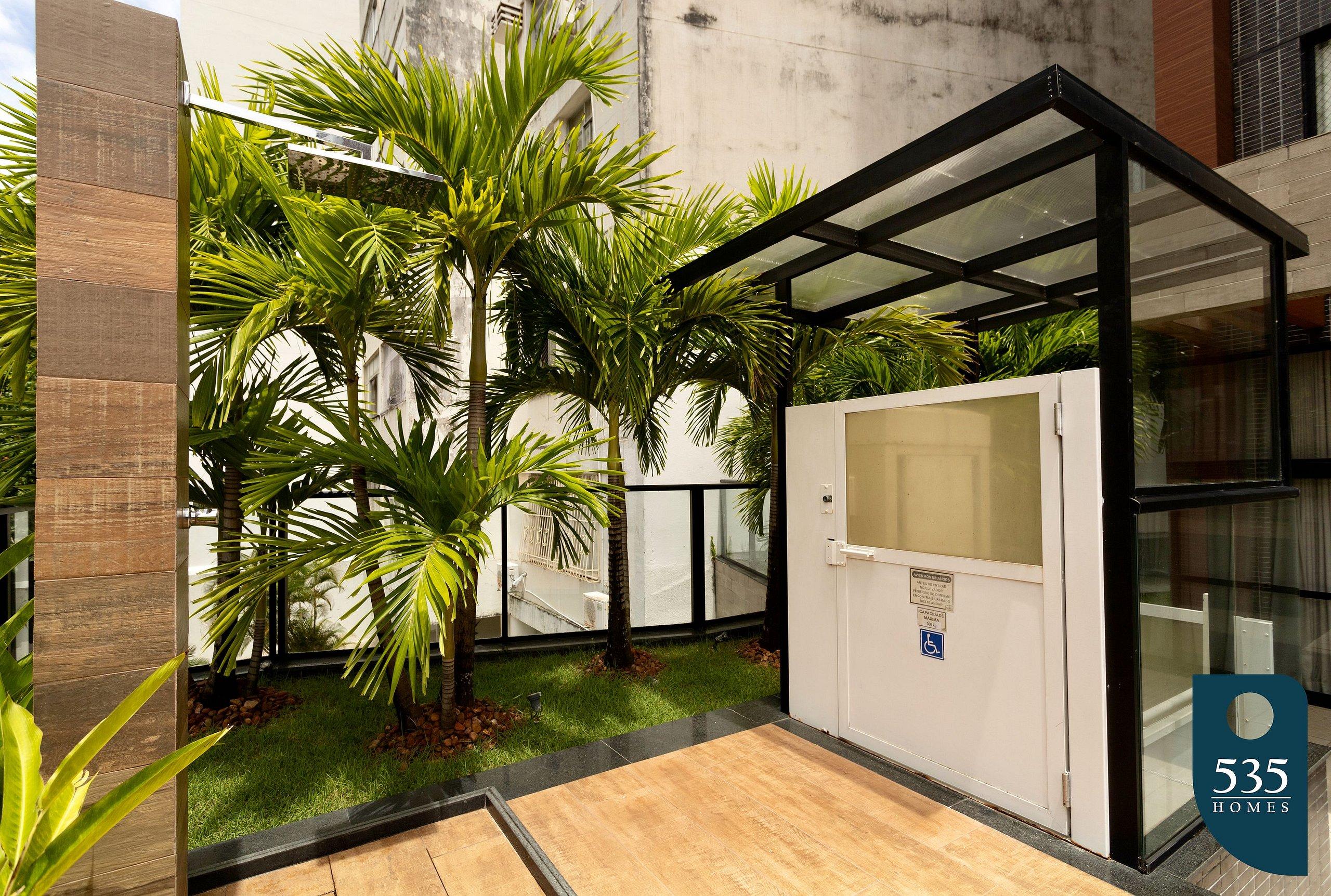 image-housing-carousel