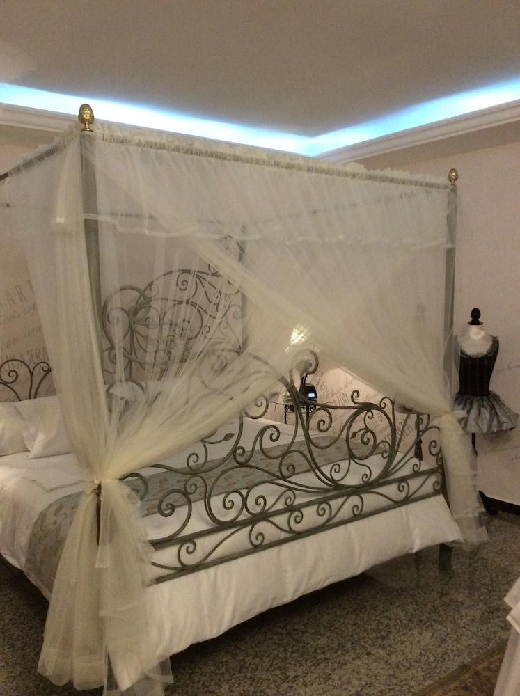 image-housing-carousel
