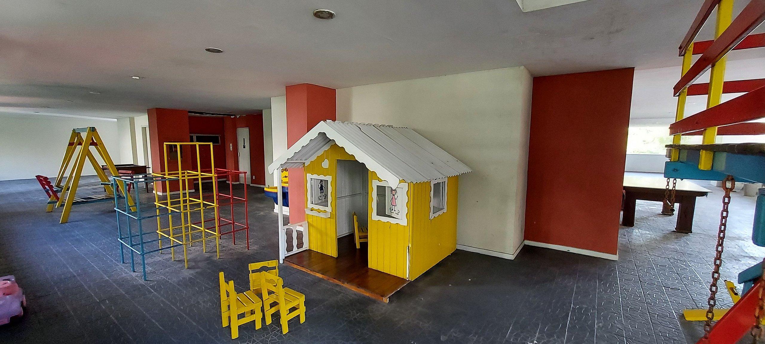 image-housing-carousel