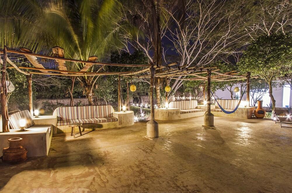image-housing-carousel