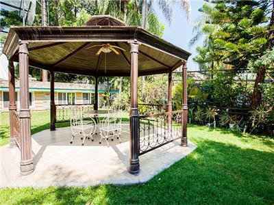 image-housing-carousel