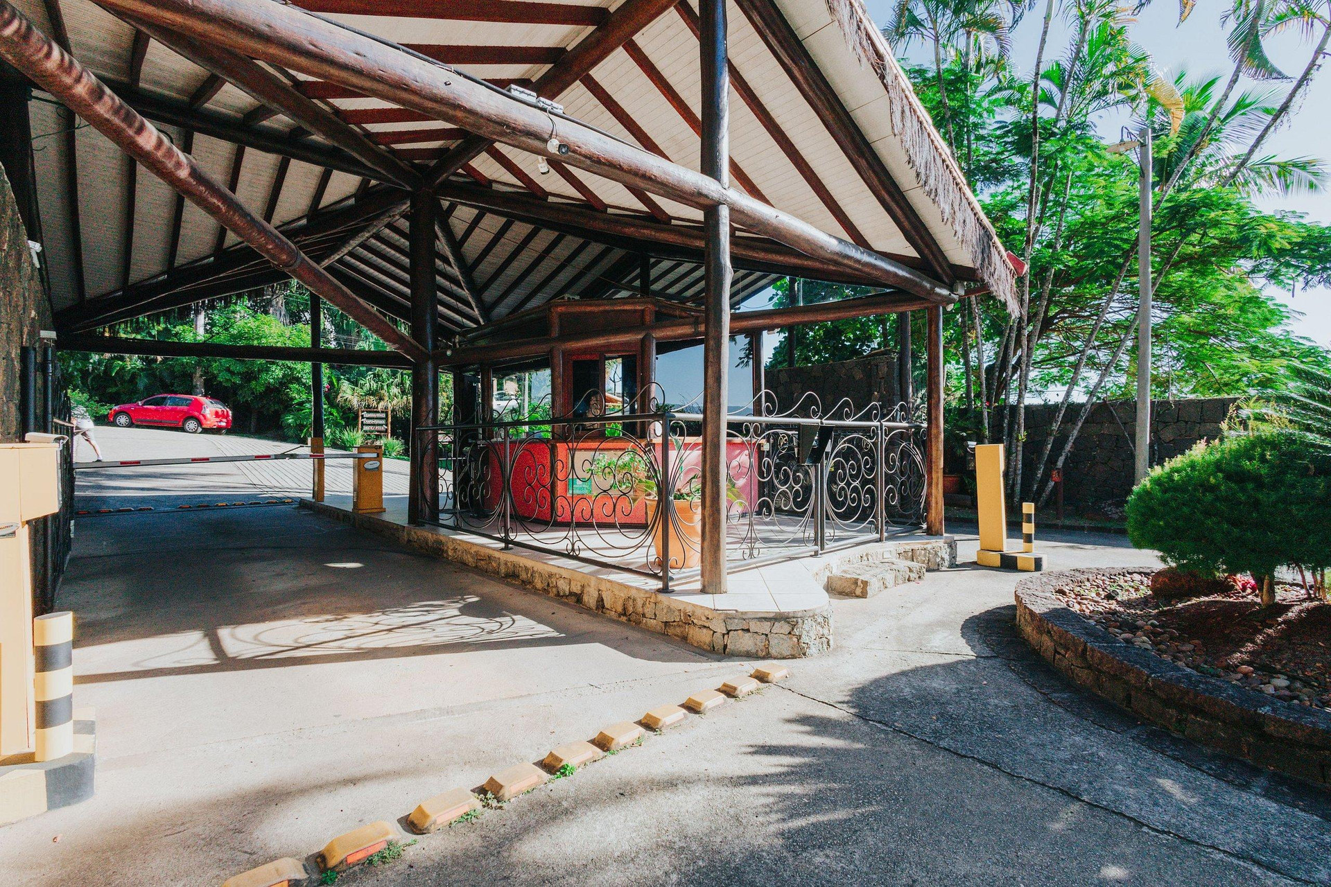 image-housing-carousel