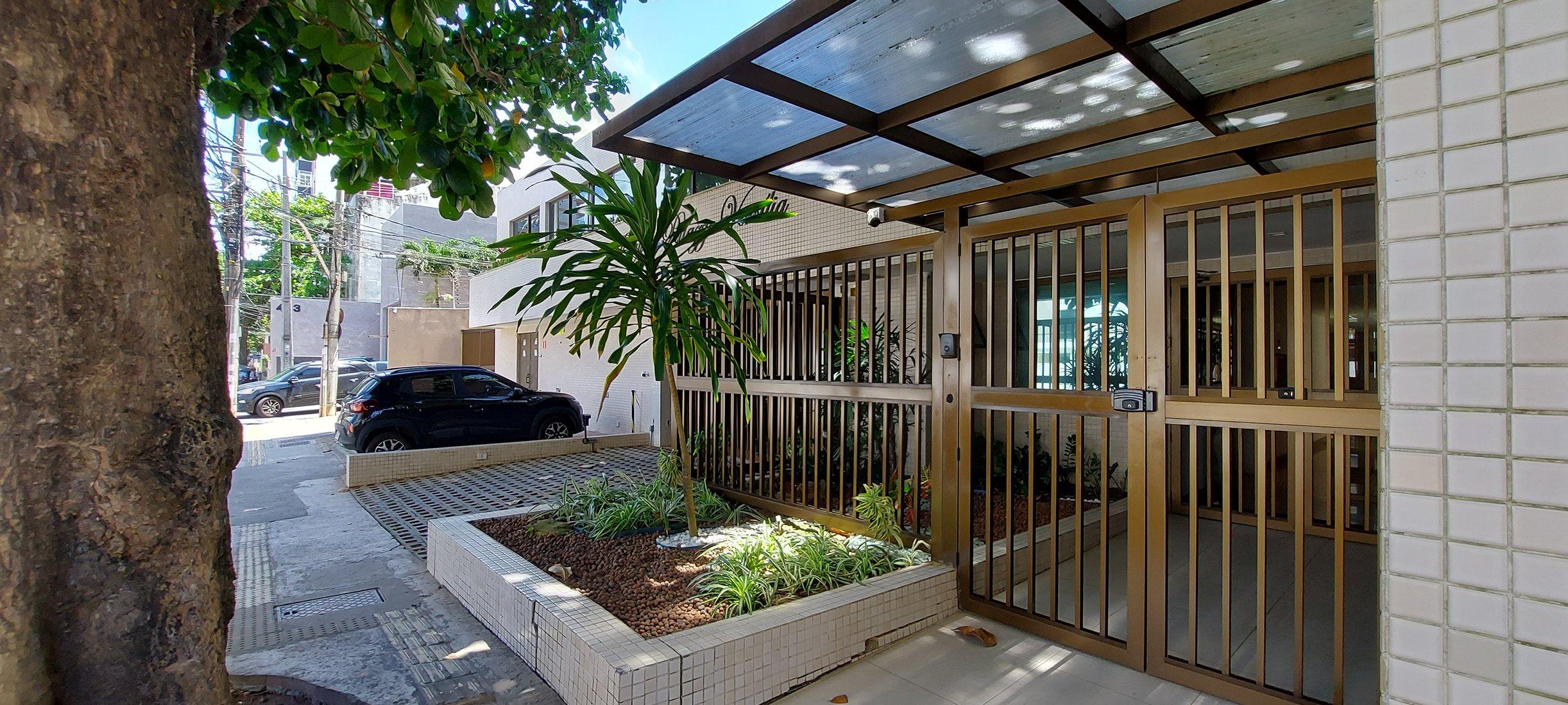 image-housing-carousel
