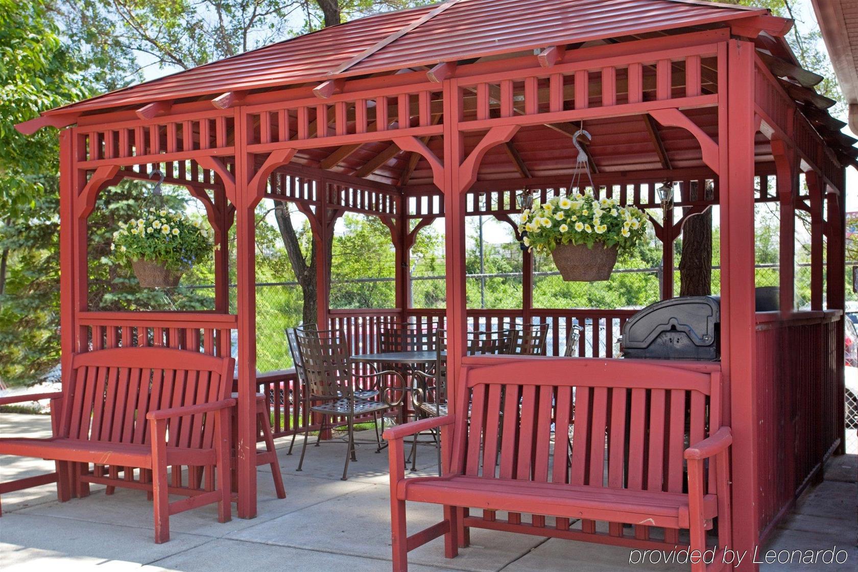 image-housing-carousel