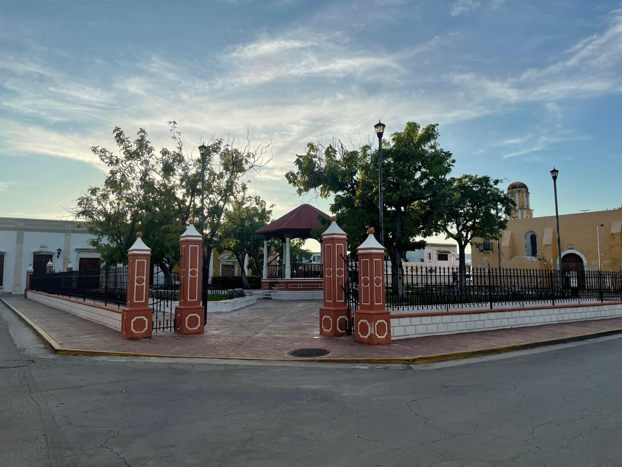image-housing-carousel