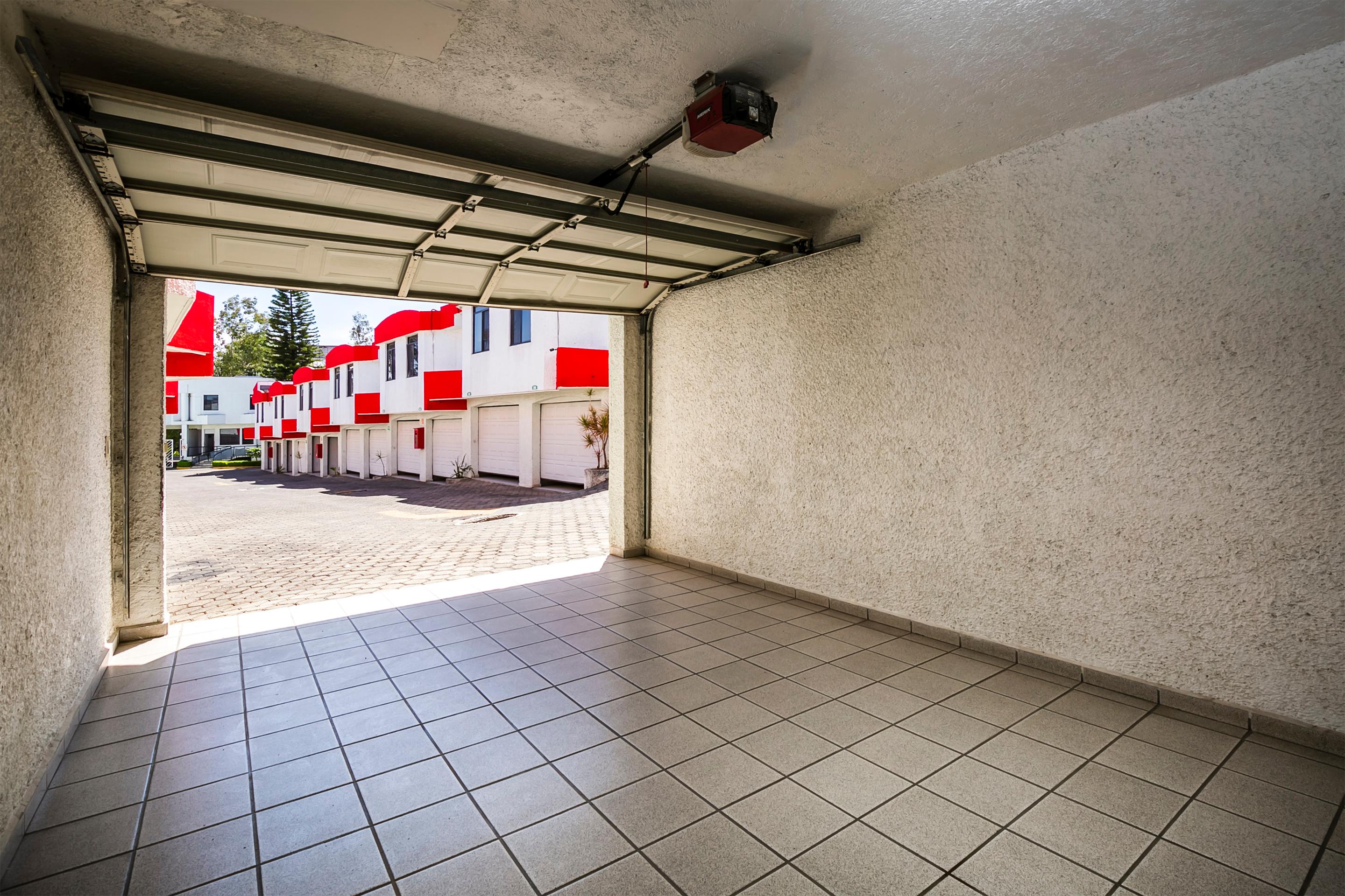 image-housing-carousel