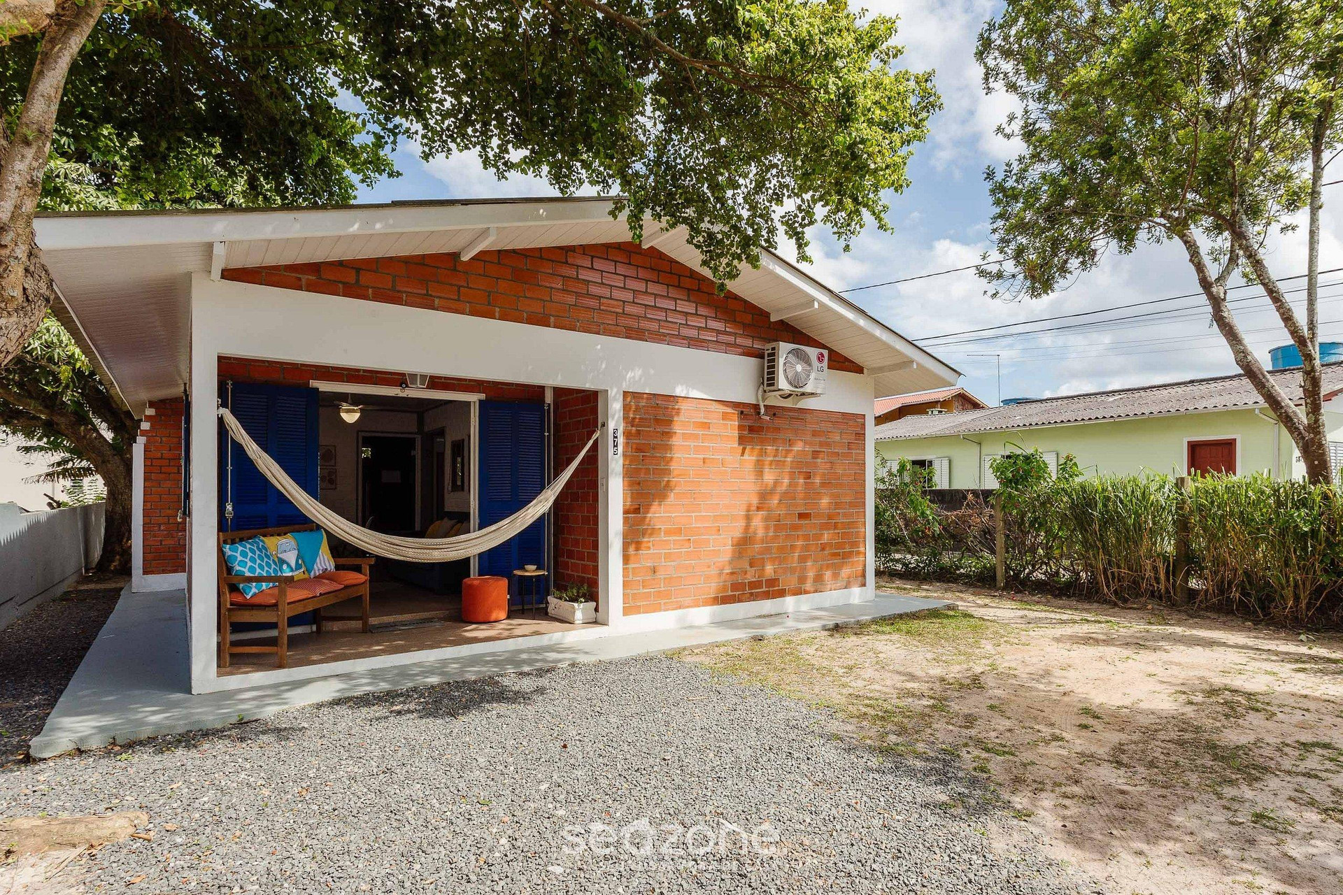 image-housing-carousel