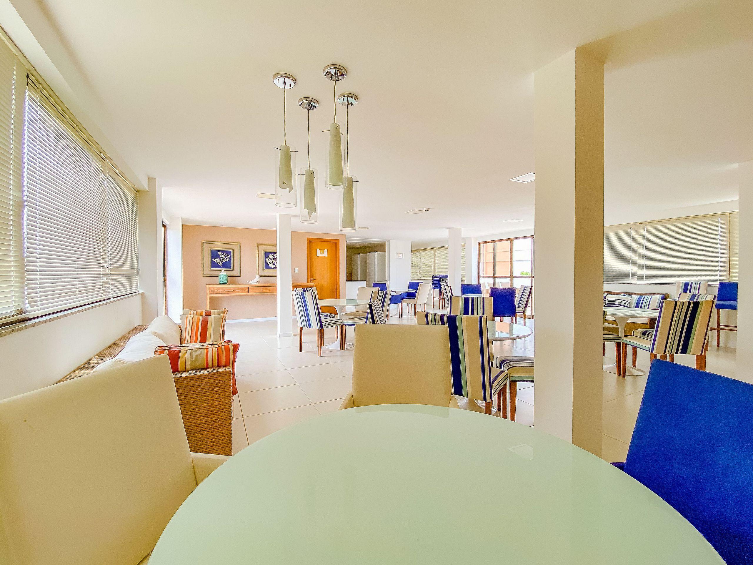 image-housing-carousel