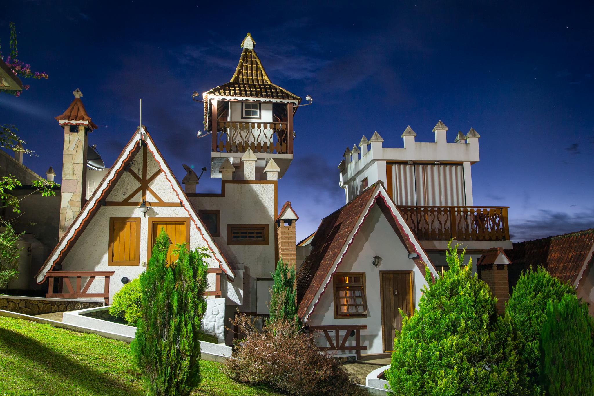 image-housing-carousel